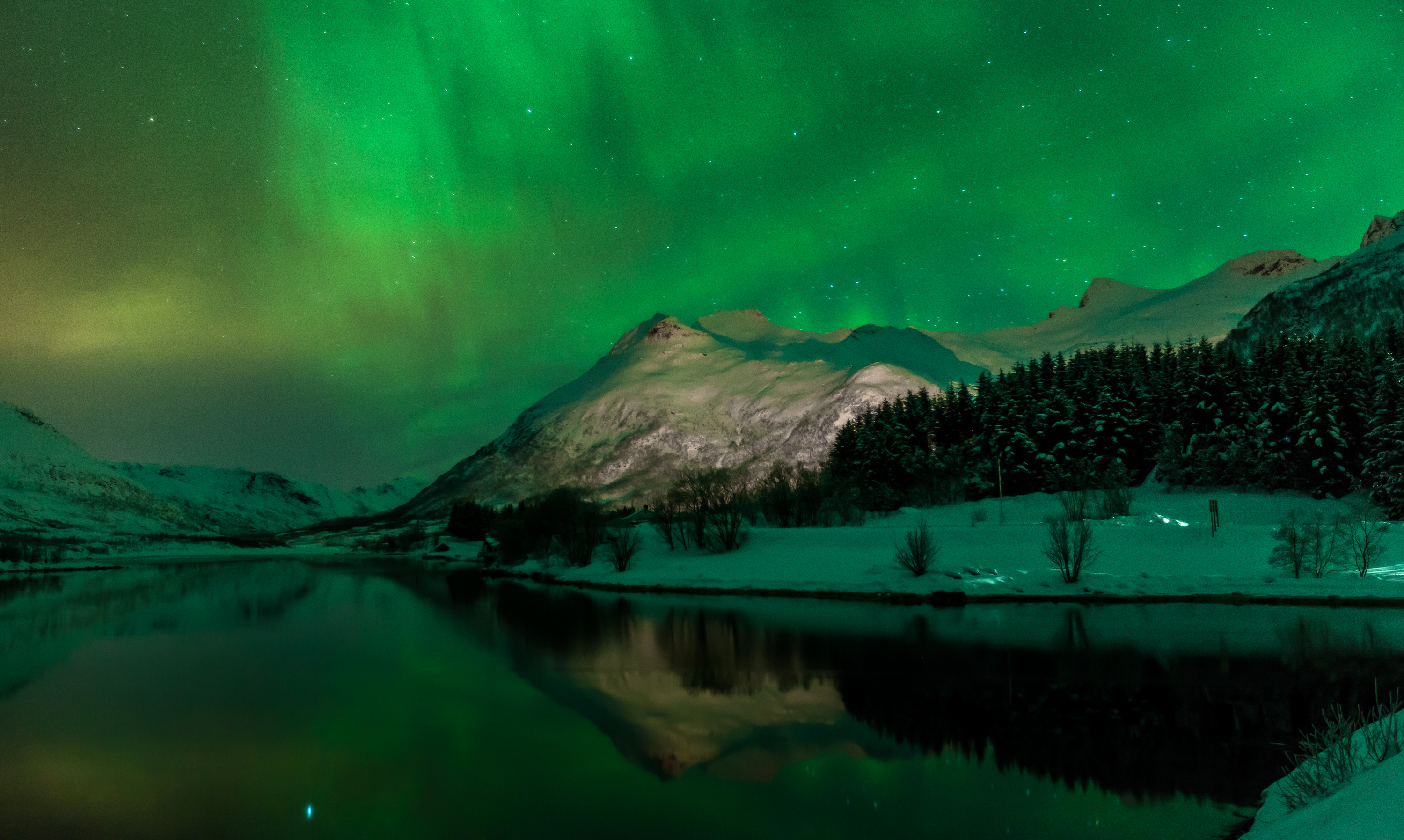 Aurora Borealis Over Winter Lake Wallpapers