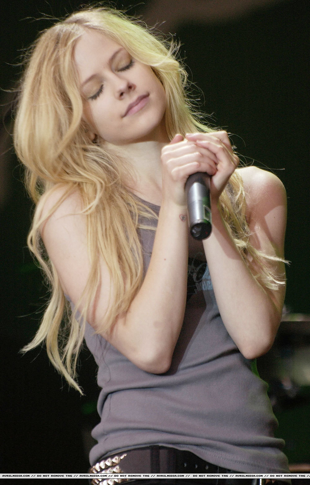 Avril Lavigne On Stage Wallpapers