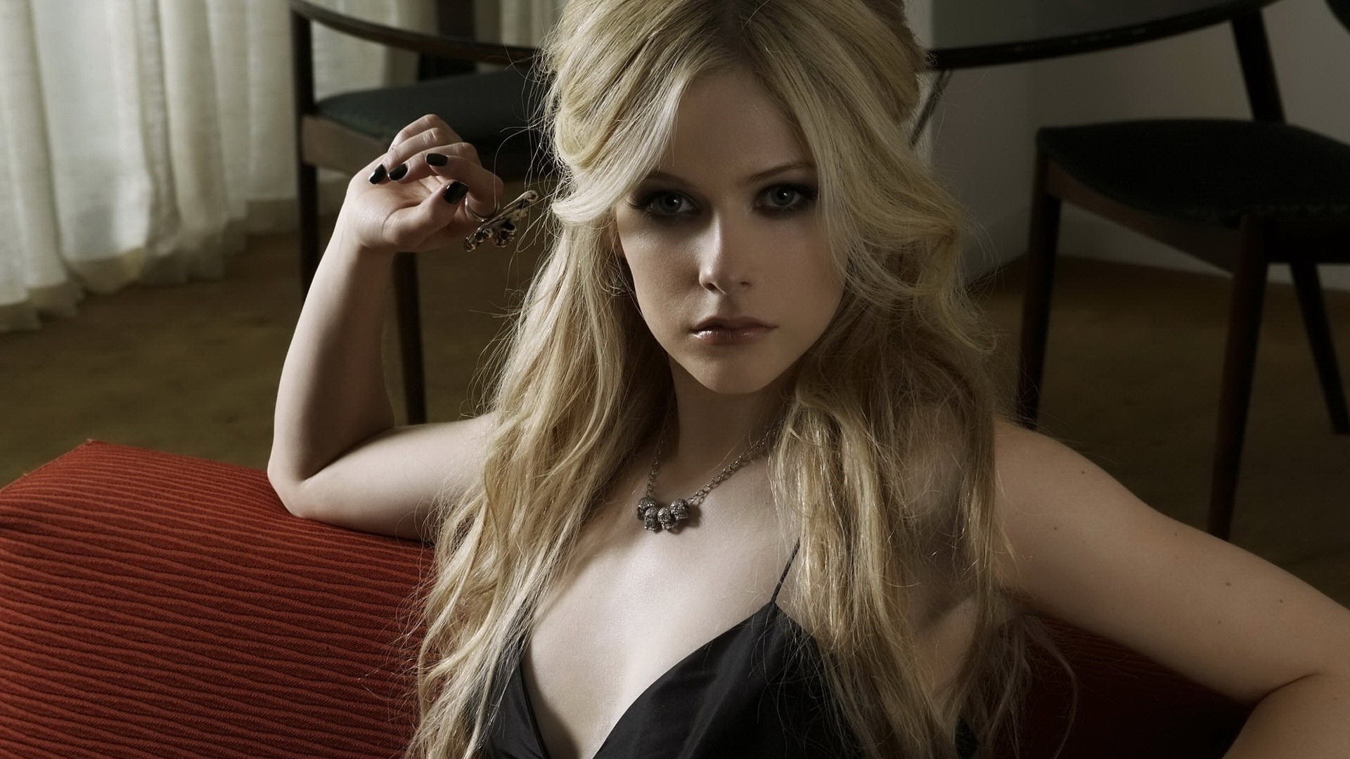 Avril Lavinge Beautiful Dress Wallpapers