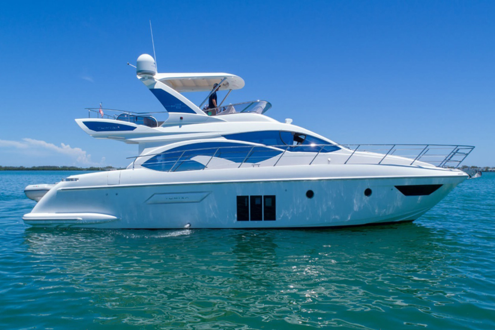 Azimut 725 Wallpapers