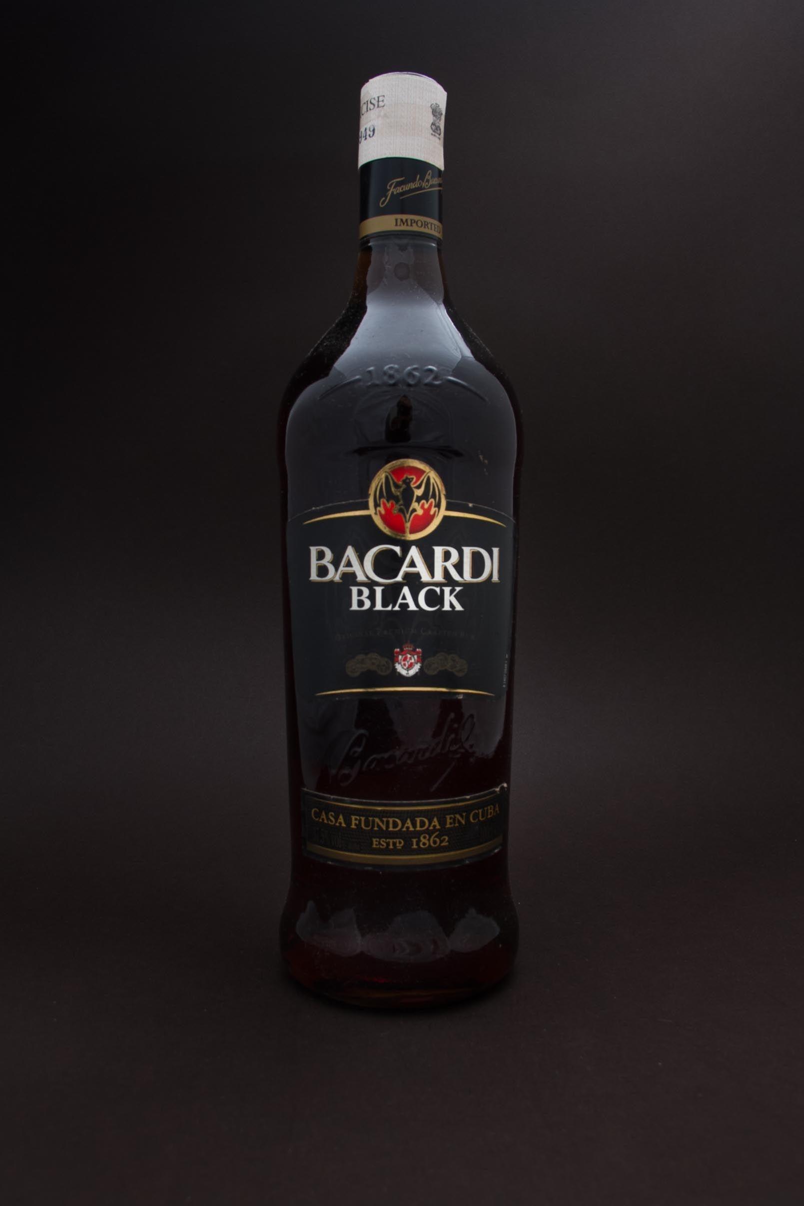 Black bacardi. Ром бакарди черный. Бакарди Ром Блэк Блэк. Ром черный бакарди черный. Блэк бакарди виски.