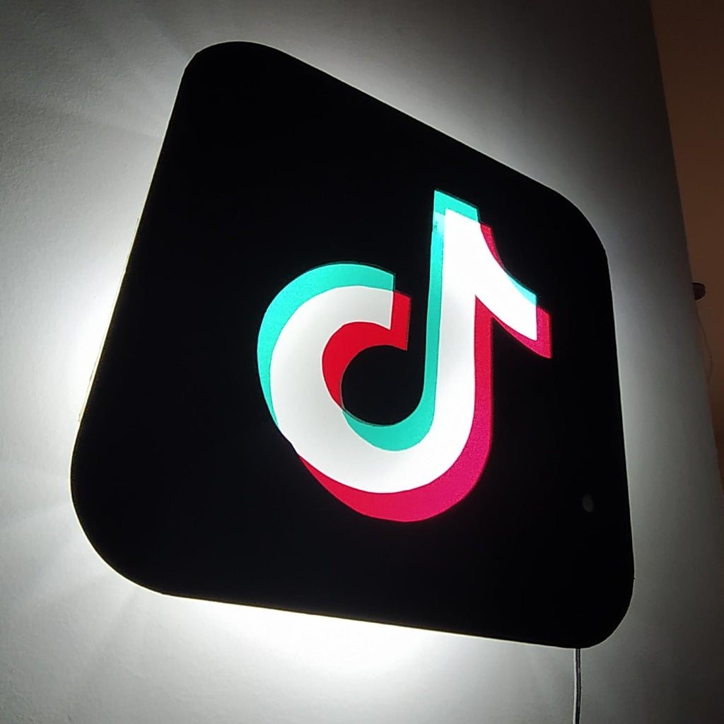 Background Tiktok Logo