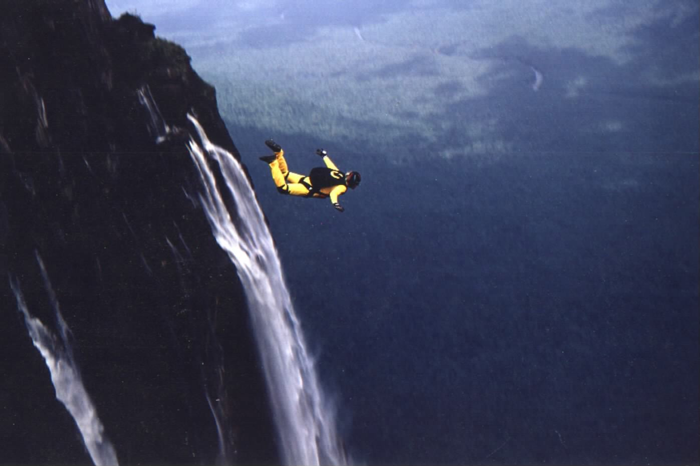Падение с водопада. Водопад Анхель. Прыжок ангела водопад. Водопад Анхель Венесуэла. Сальто Анхель водопад.