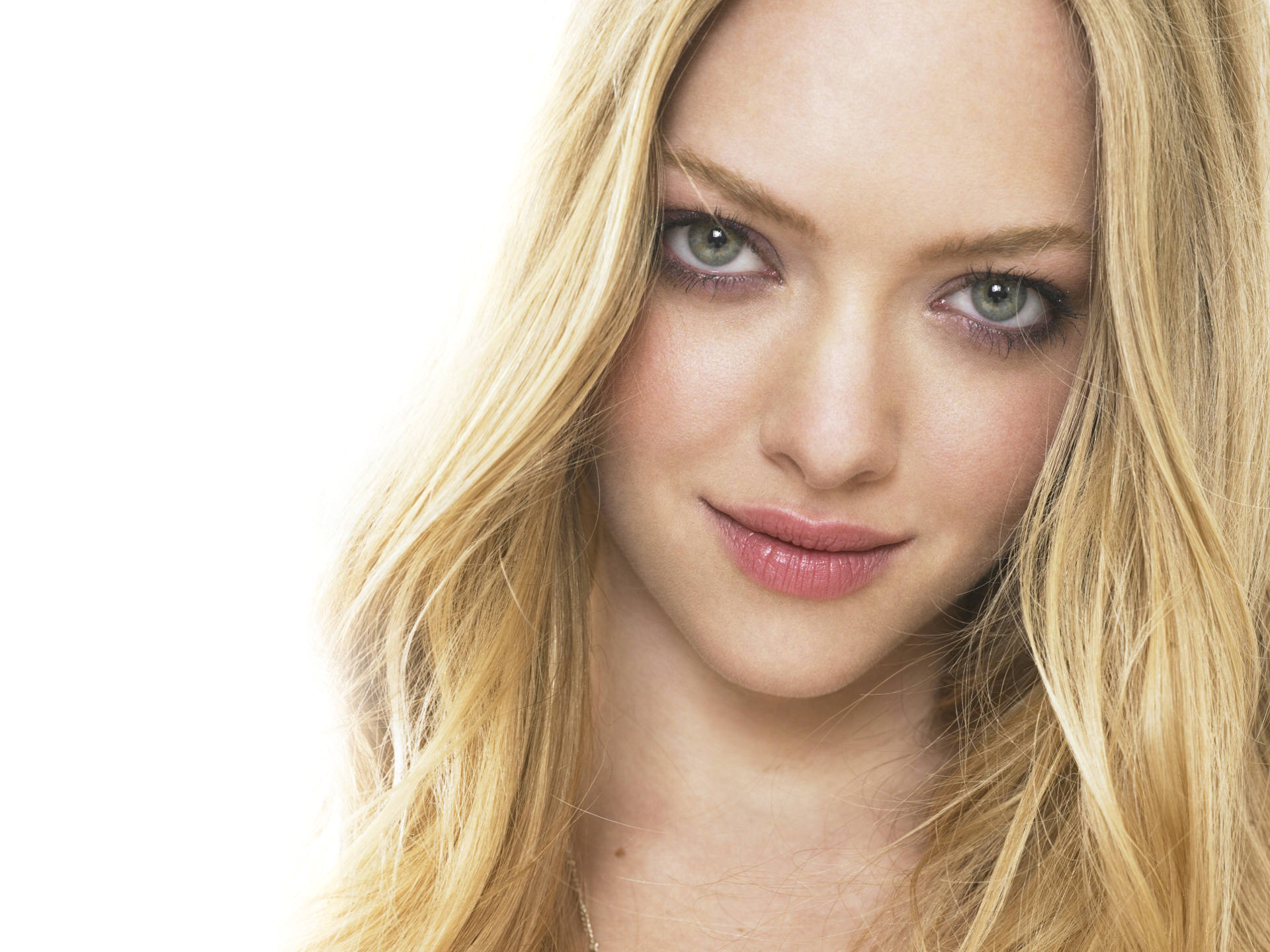 Beautiful Amanda Seyfried Intense look Wallpapers