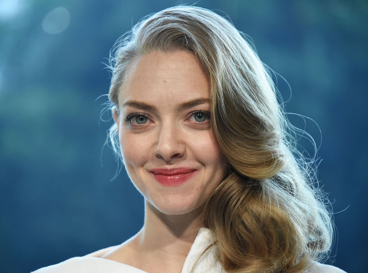 Beautiful Amanda Seyfried Intense look Wallpapers