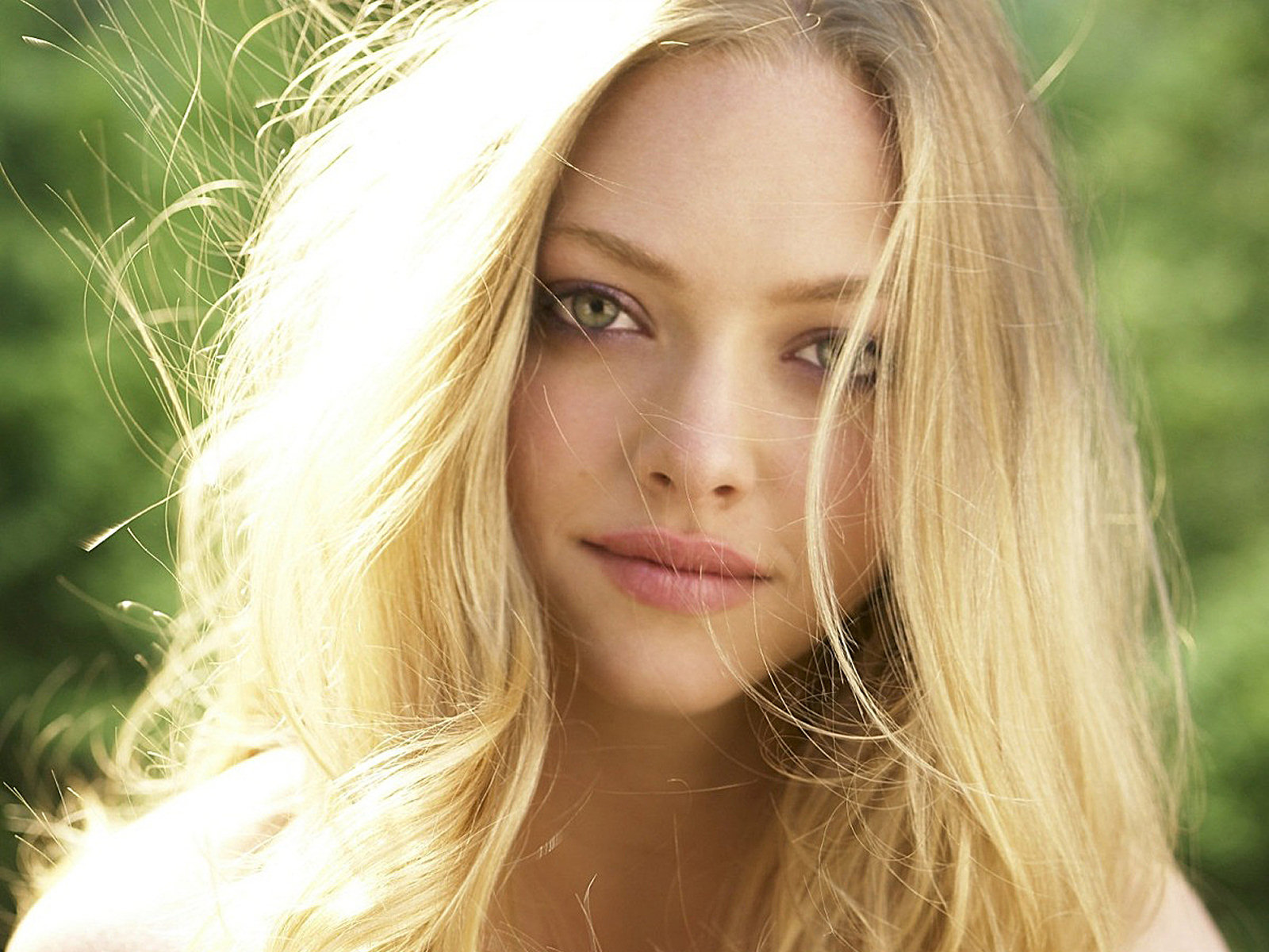 Beautiful Amanda Seyfried Intense look Wallpapers