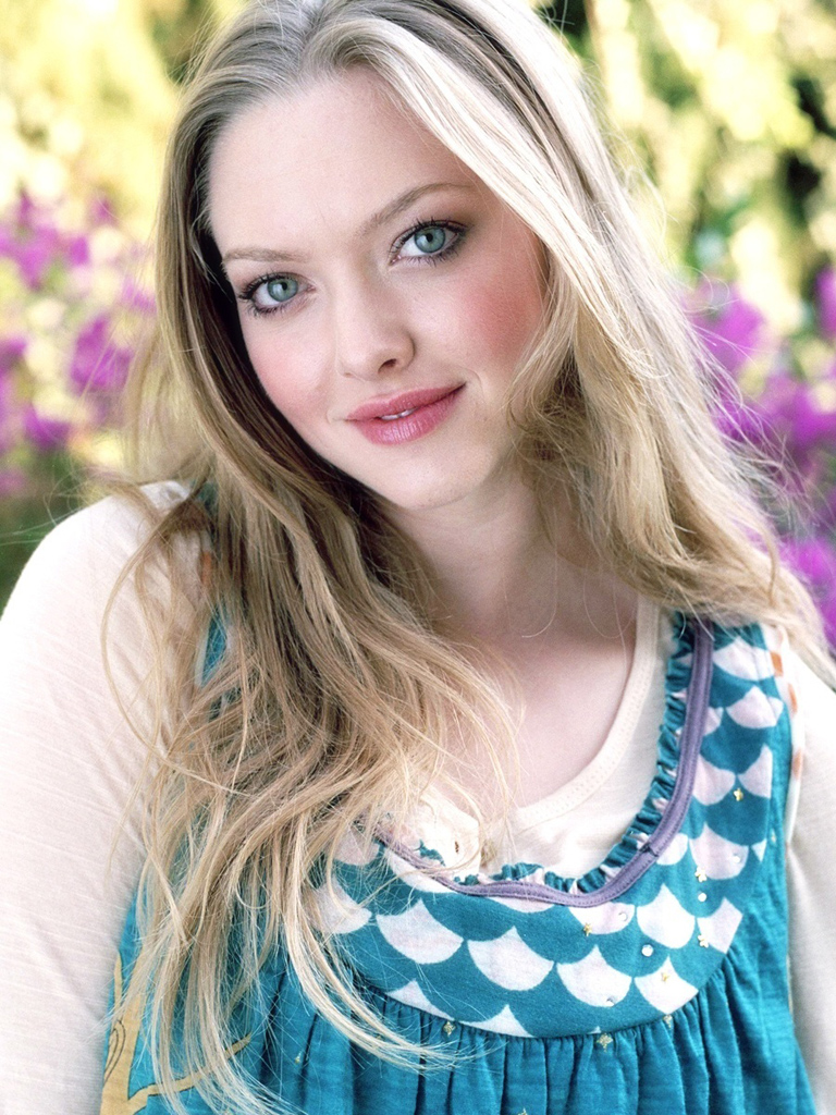 Beautiful Amanda Seyfried Intense look Wallpapers