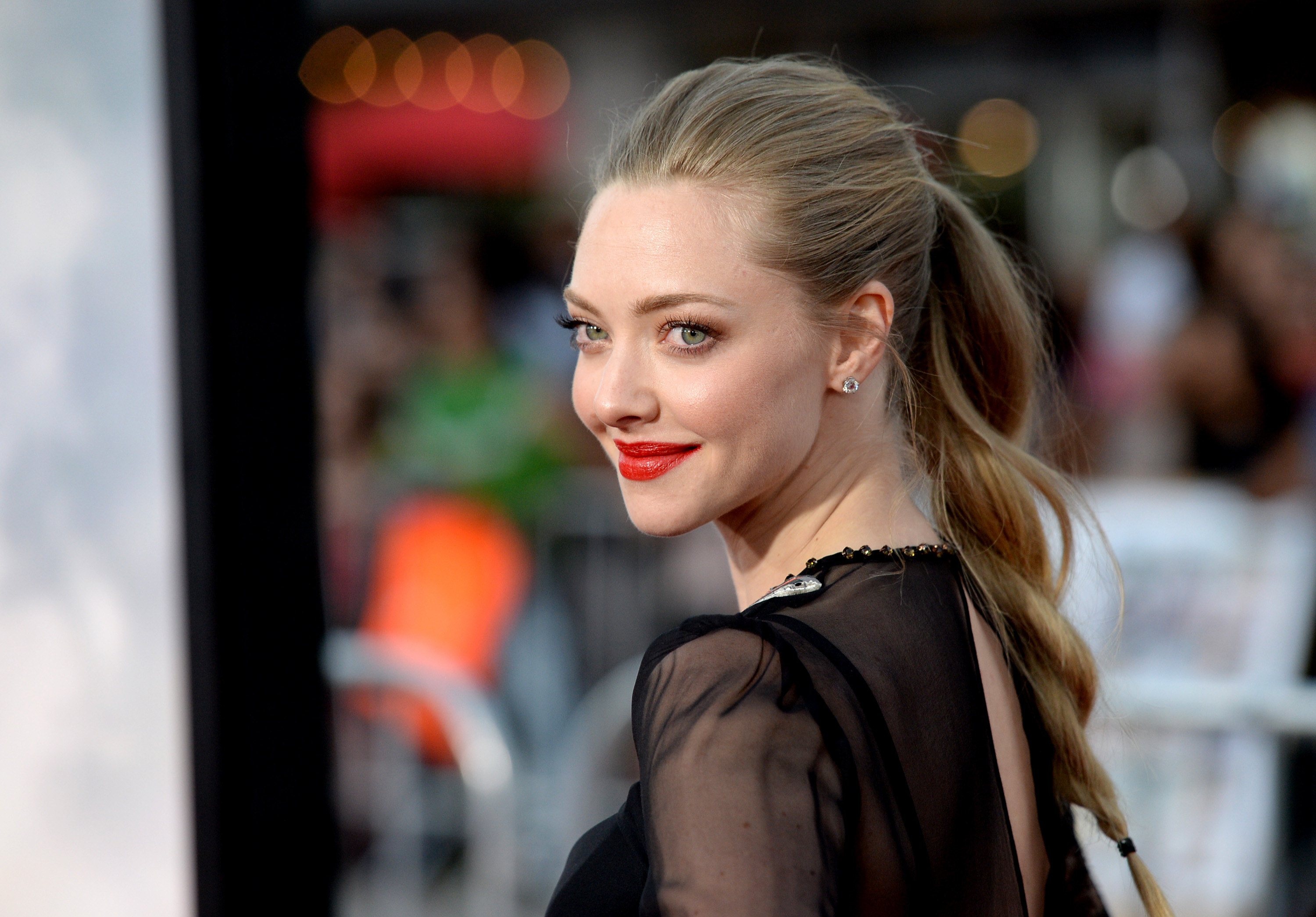 Beautiful Amanda Seyfried Intense look Wallpapers