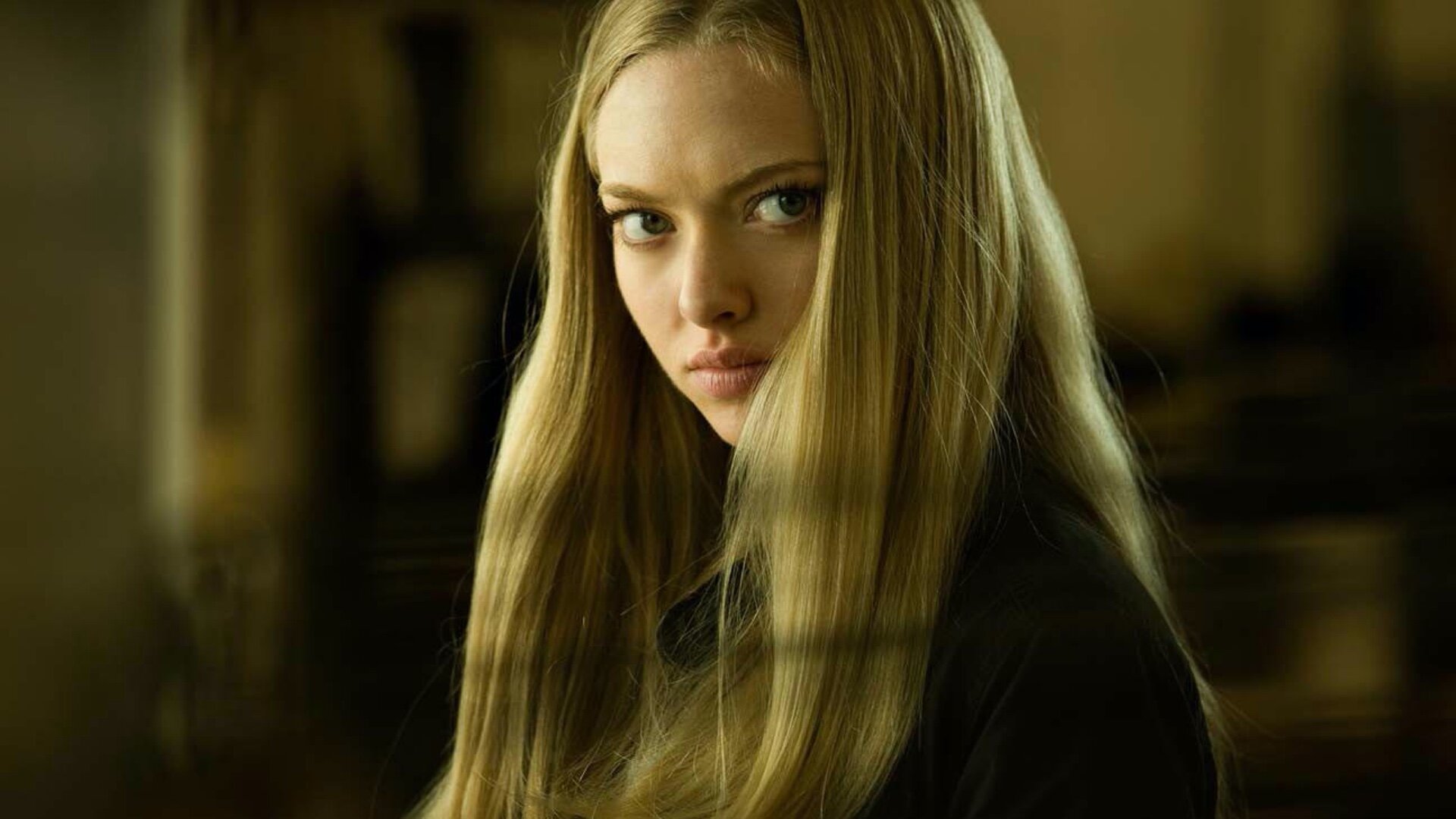 Beautiful Amanda Seyfried Intense look Wallpapers