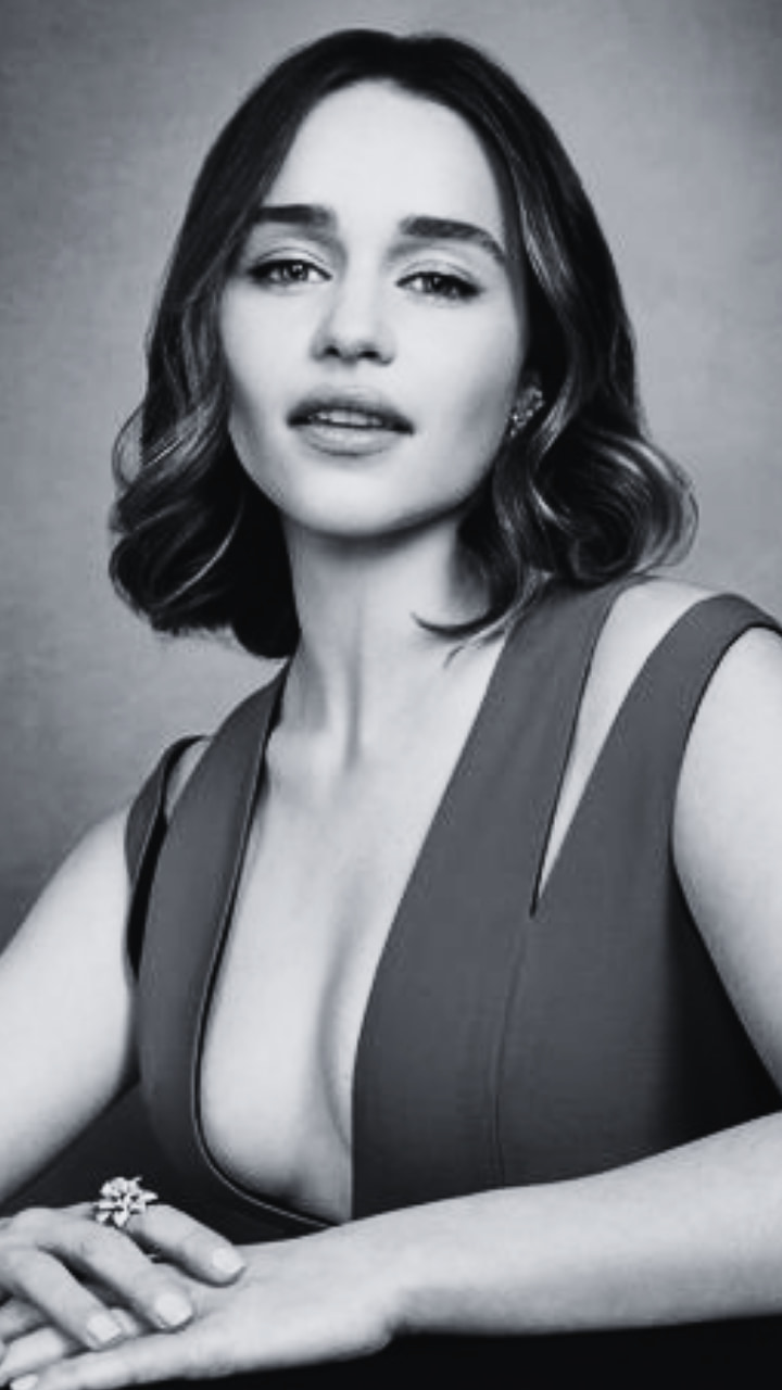 Beautiful Emilia Clarke Monochrome Wallpapers