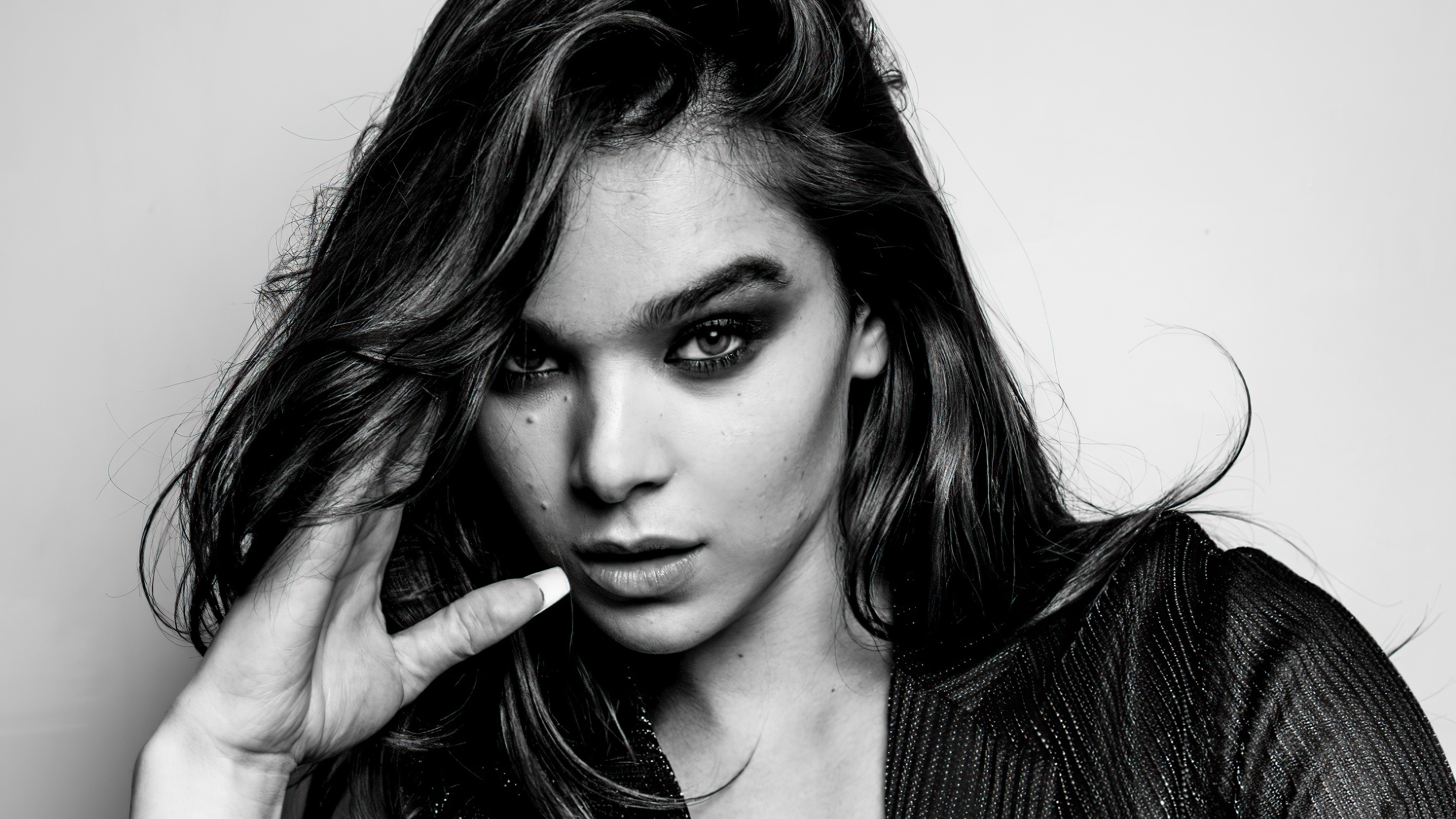 Beautiful Hailee Steinfeld in Black Wallpapers