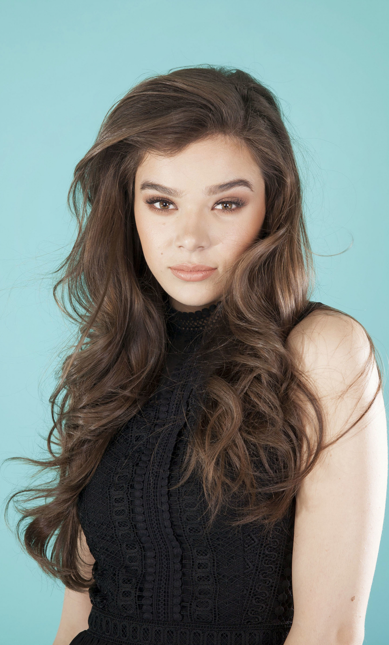 Beautiful Hailee Steinfeld in Black Wallpapers