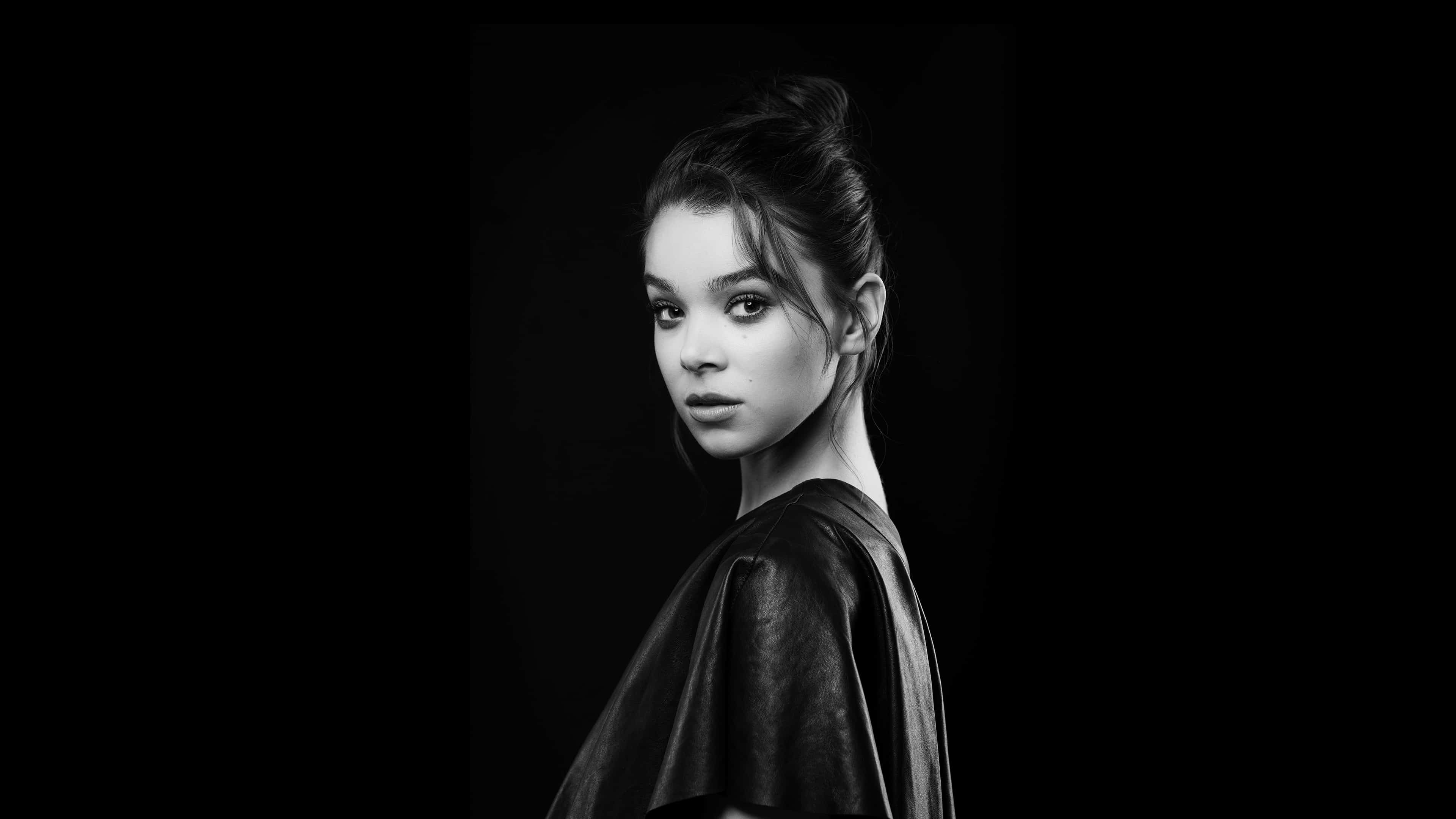 Beautiful Hailee Steinfeld in Black Wallpapers