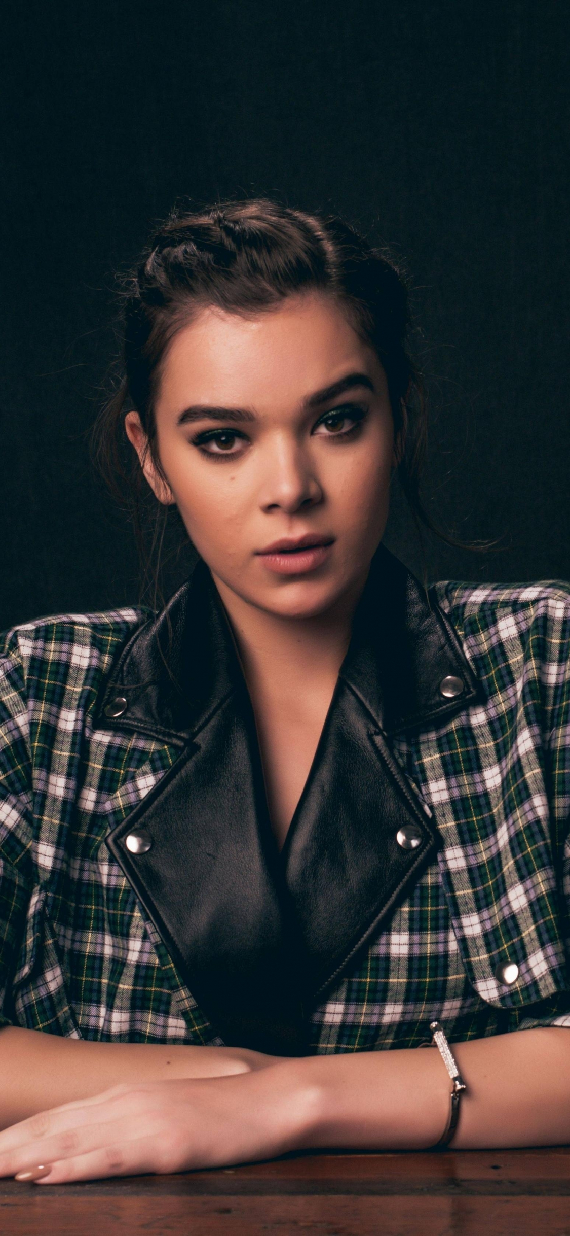 Beautiful Hailee Steinfeld in Black Wallpapers