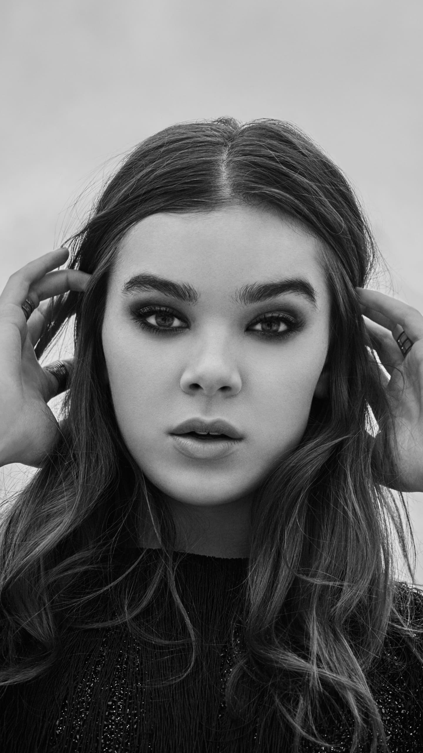 Beautiful Hailee Steinfeld in Black Wallpapers