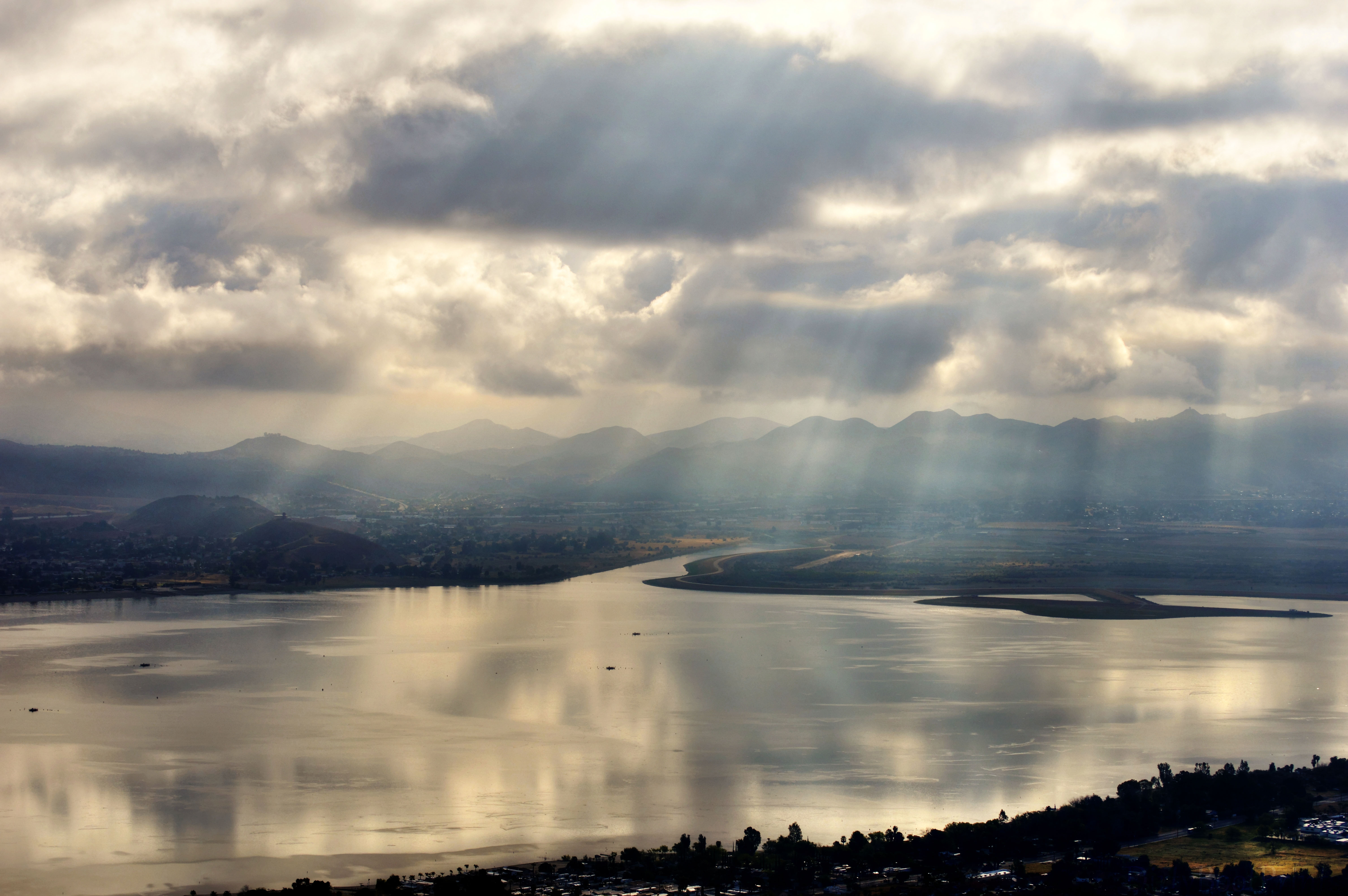 Beautiful View Of Lake During Dawn Wallpapers