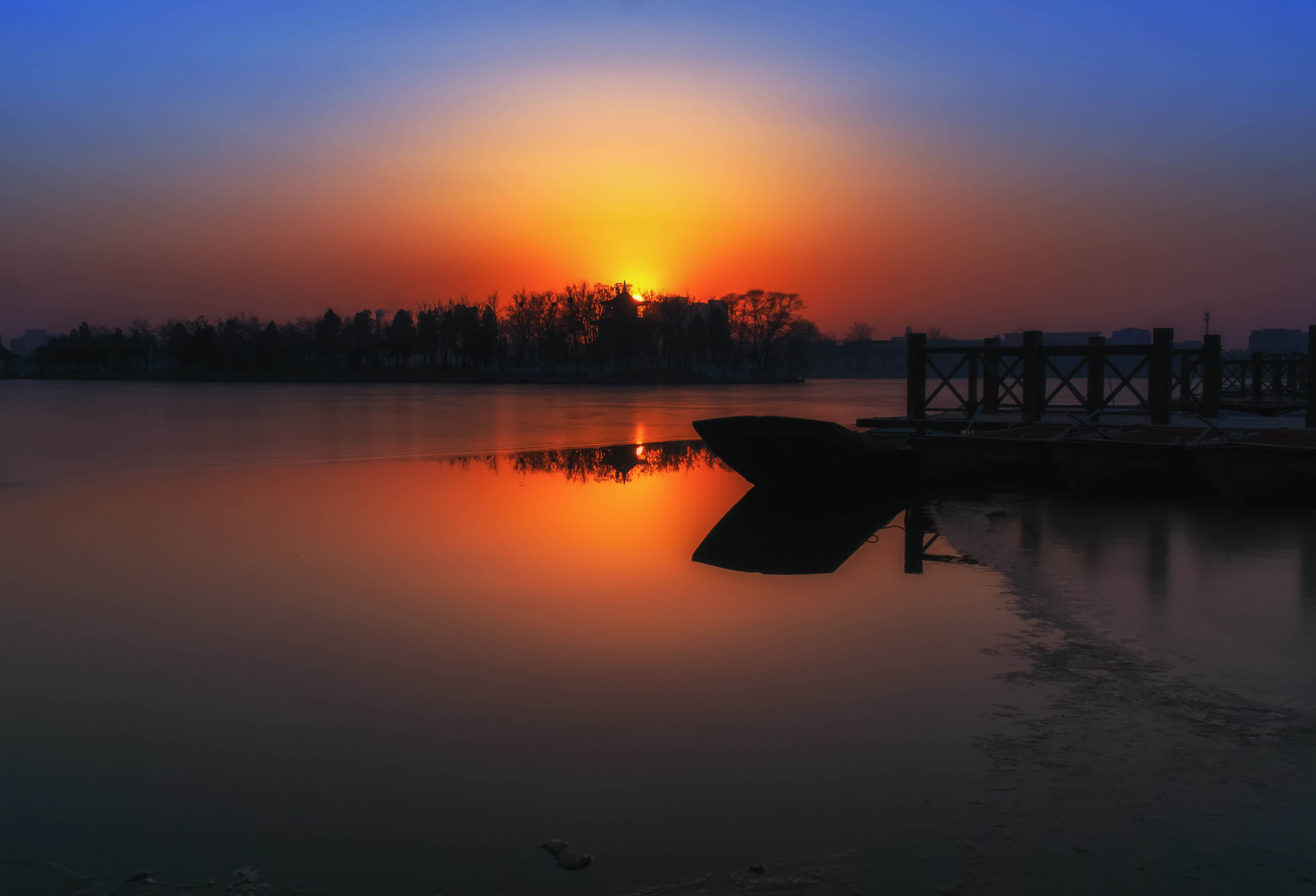 Beautiful View Of Lake During Dawn Wallpapers