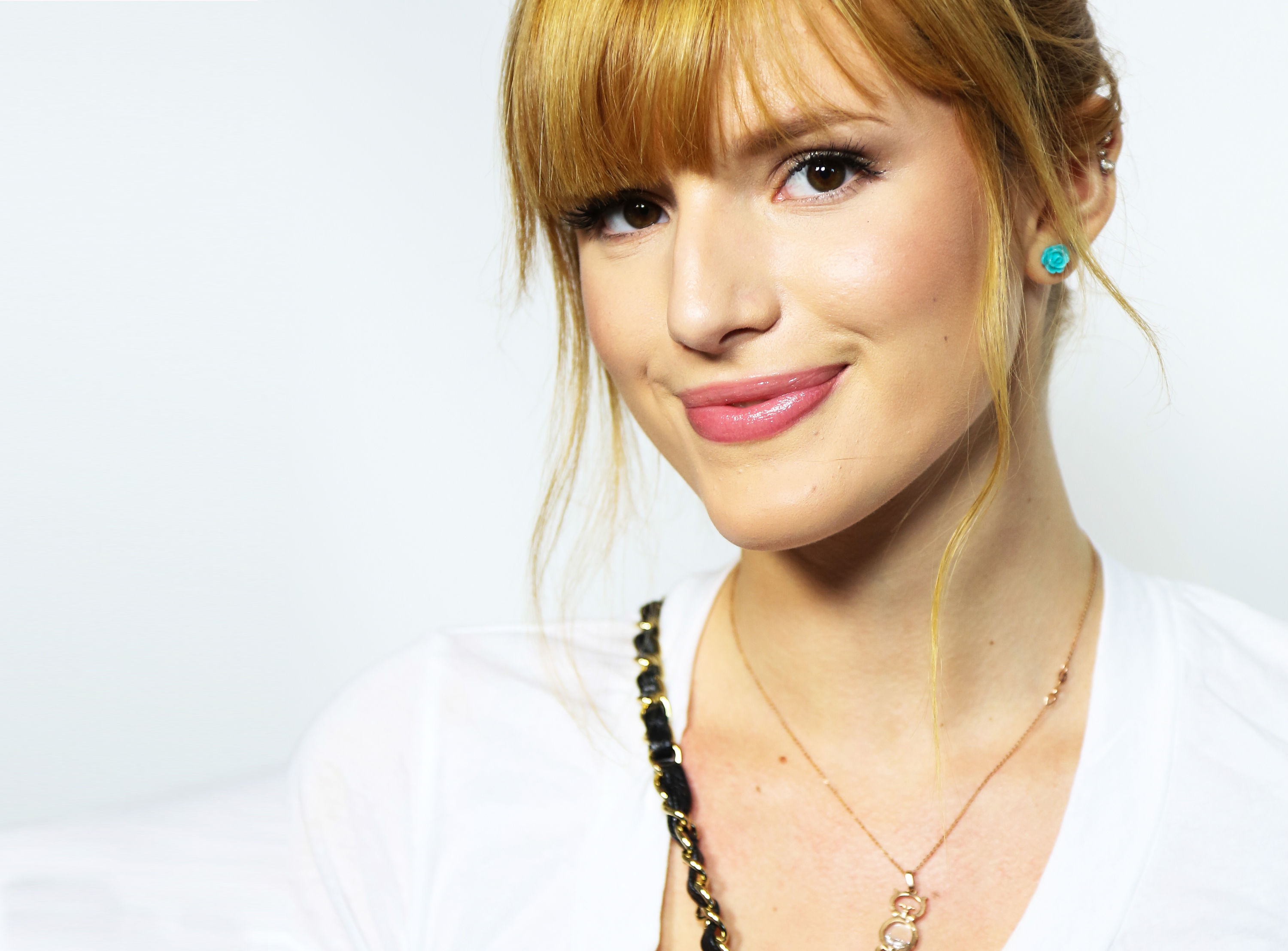 Bella Thorne Beautiful Face Wallpapers