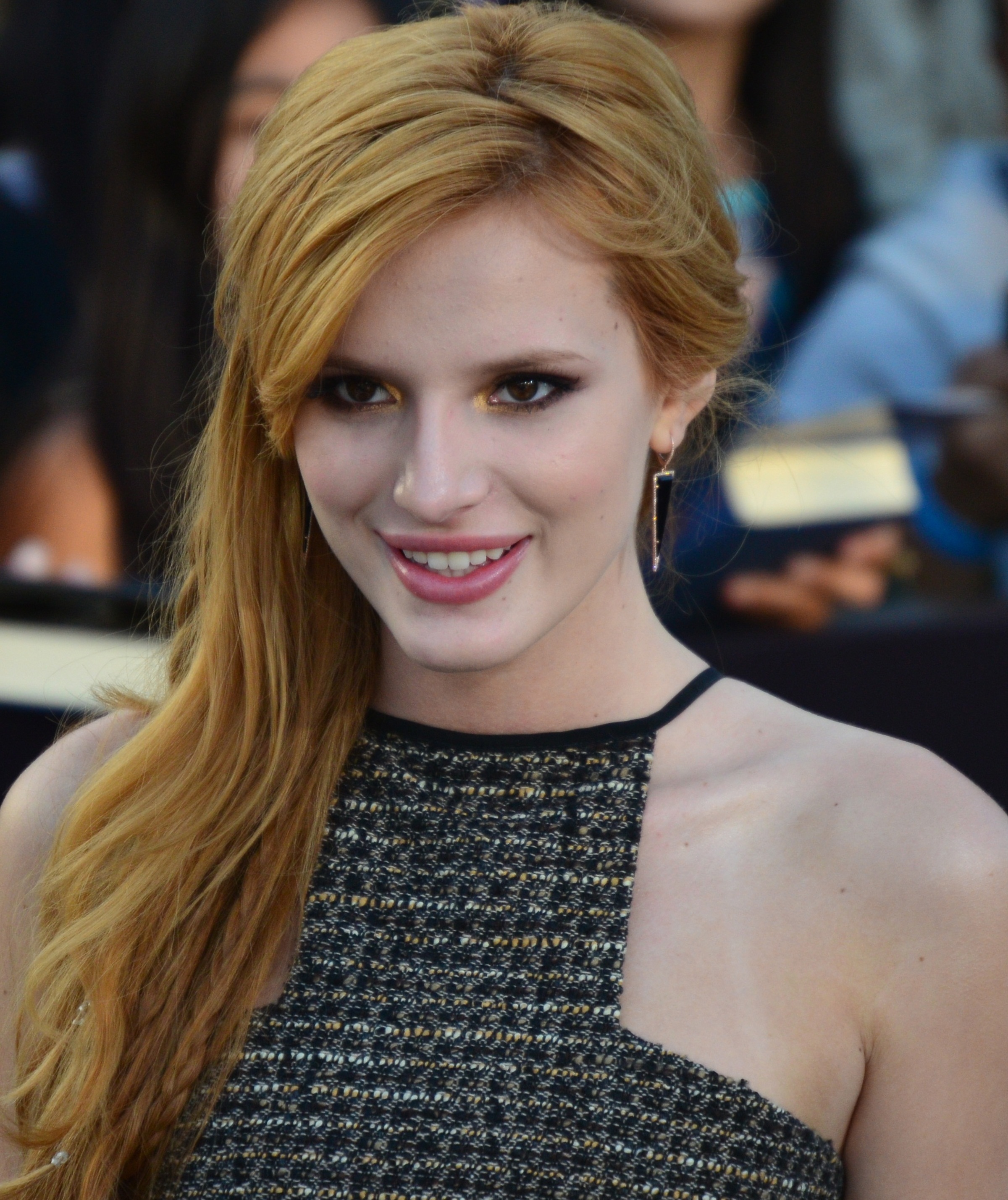 Bella Thorne cute Outfits Wallpapers