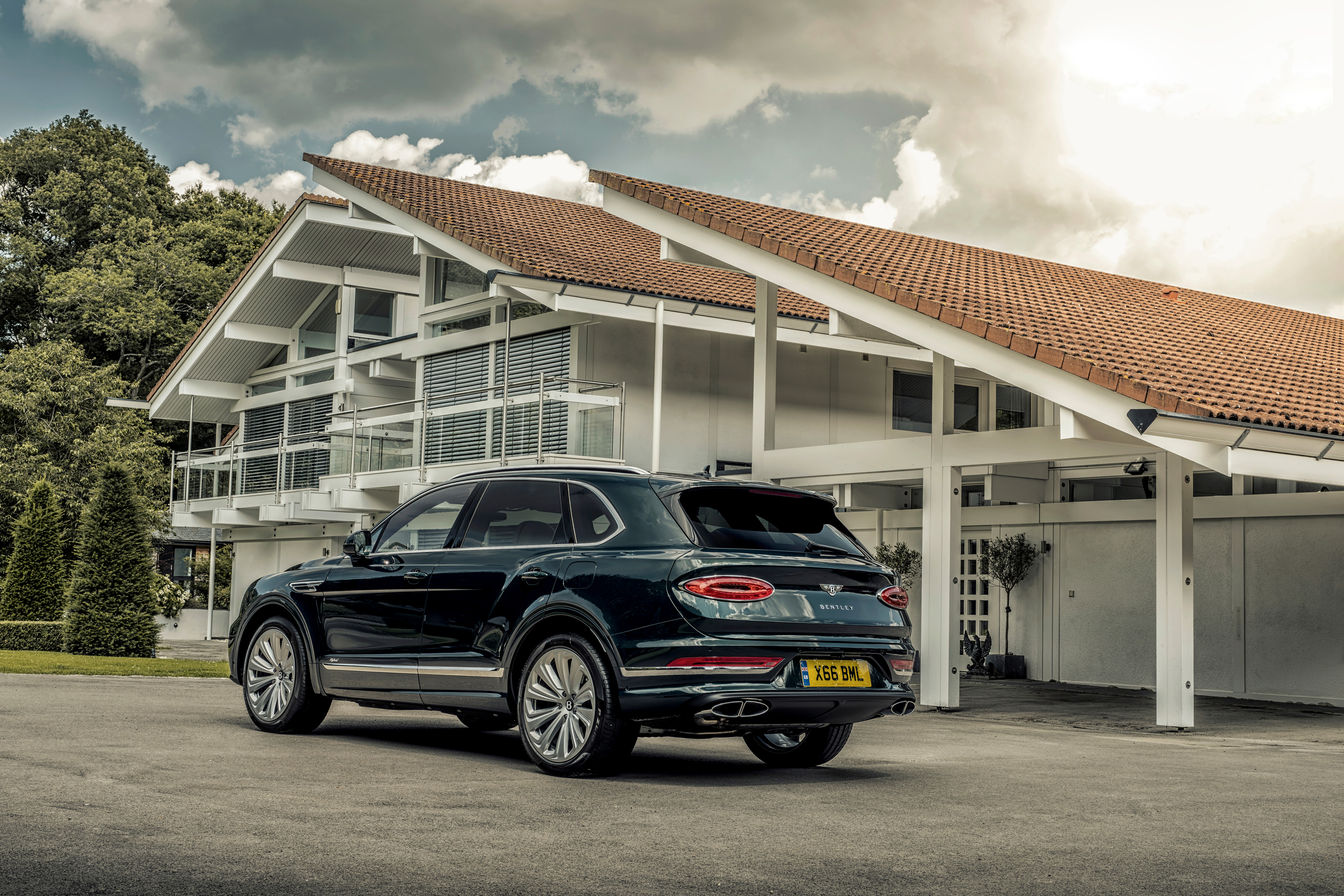 Bentley Bentayga Hybrid Wallpapers