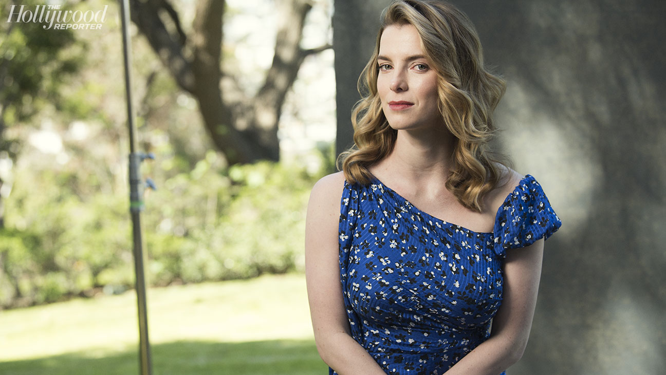 Betty Gilpin 2020 Wallpapers