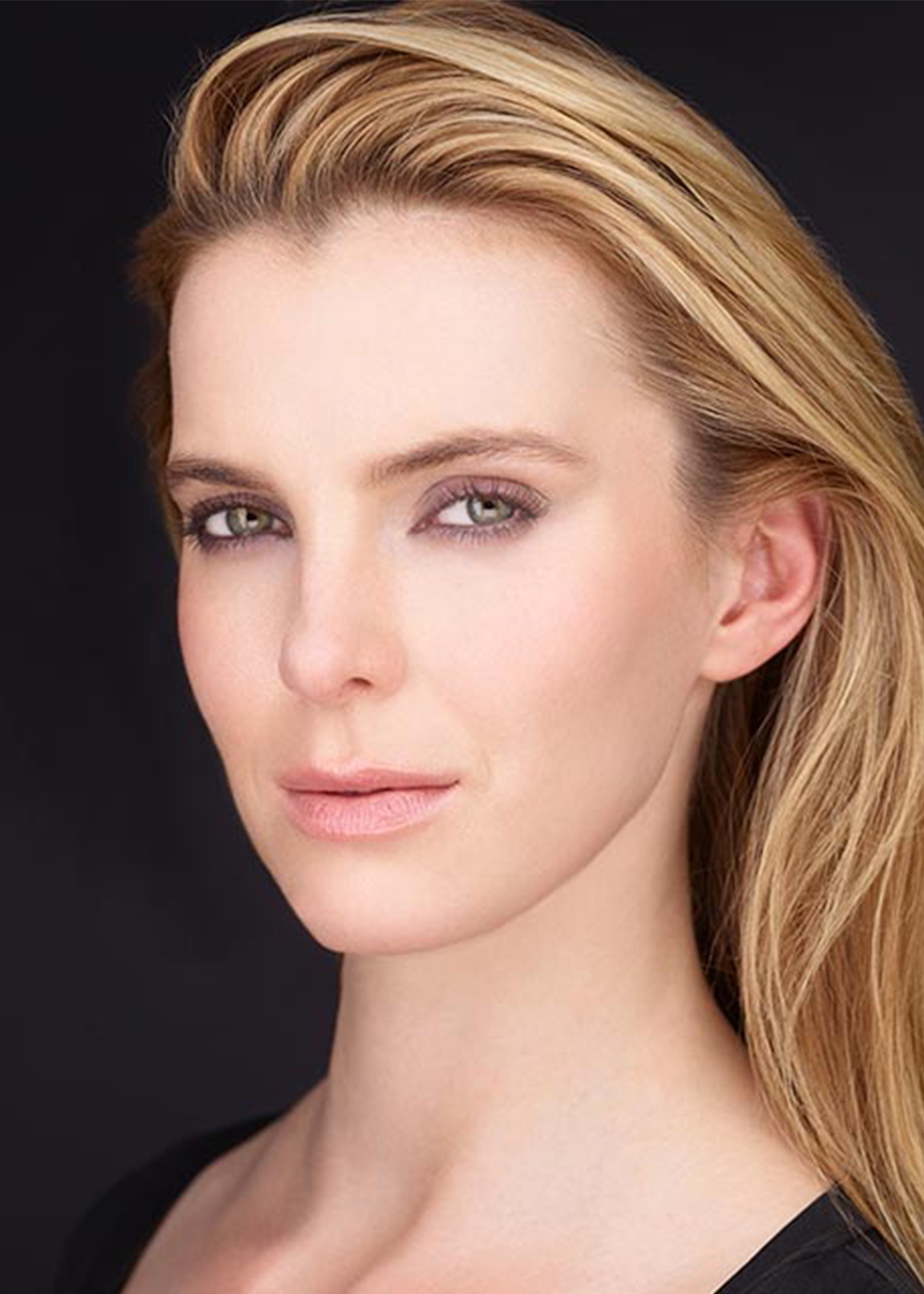 Betty Gilpin Beautiful Portrait Wallpapers