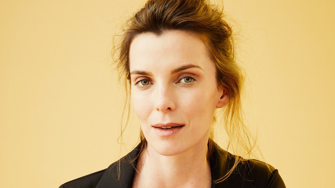 Betty Gilpin Beautiful Portrait Wallpapers