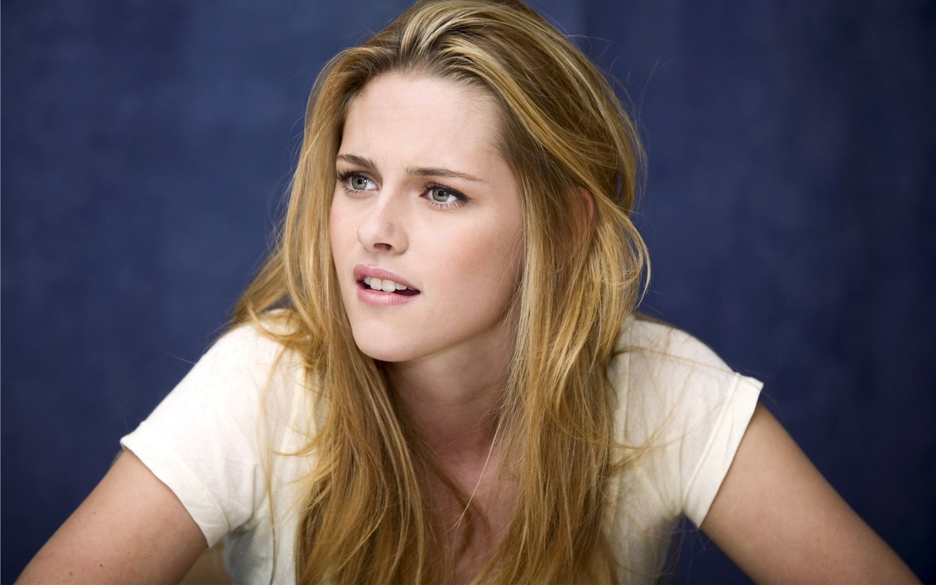 Blond Kristen Stewart Face Wallpapers