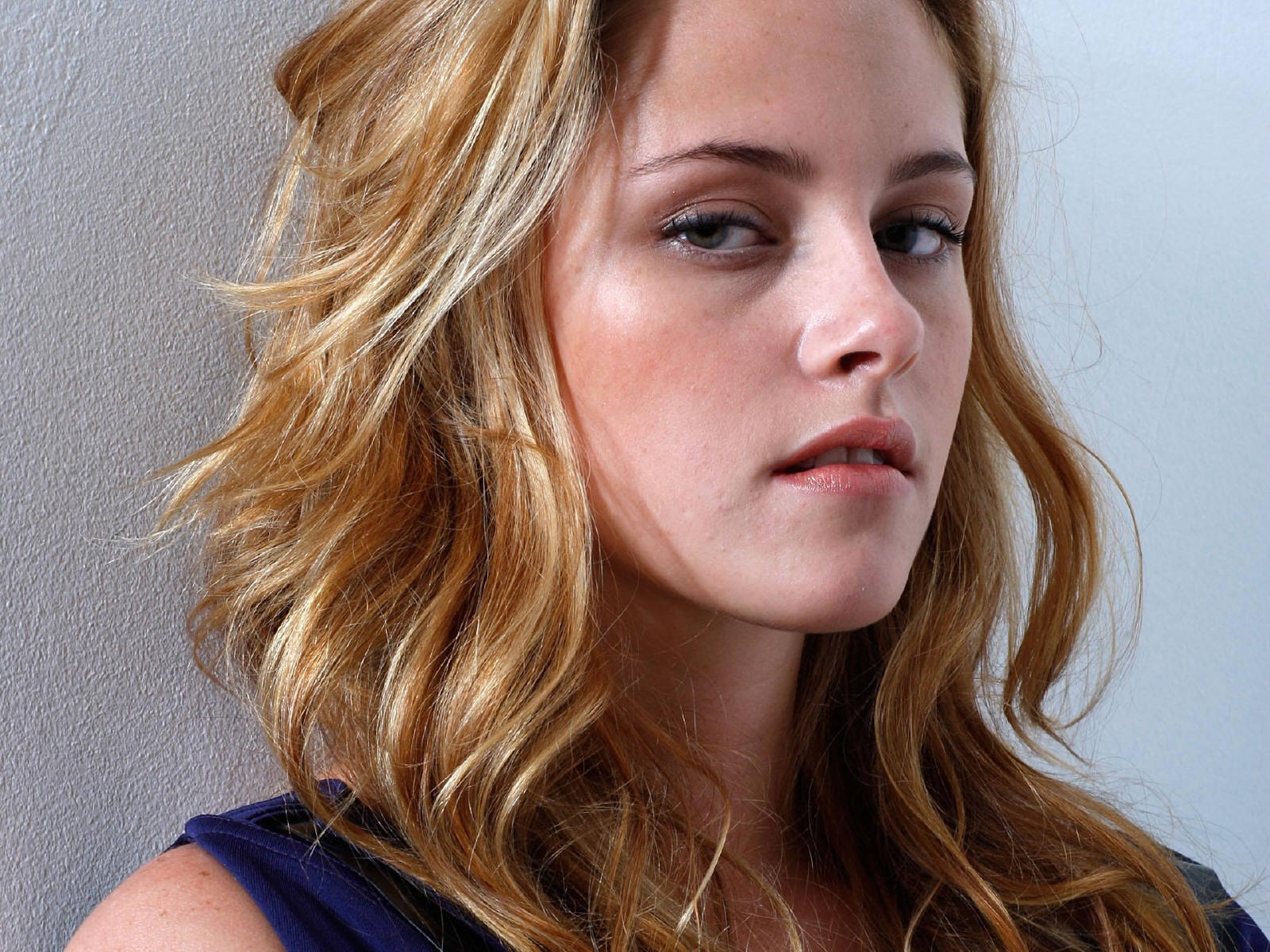 Blond Kristen Stewart Face Wallpapers