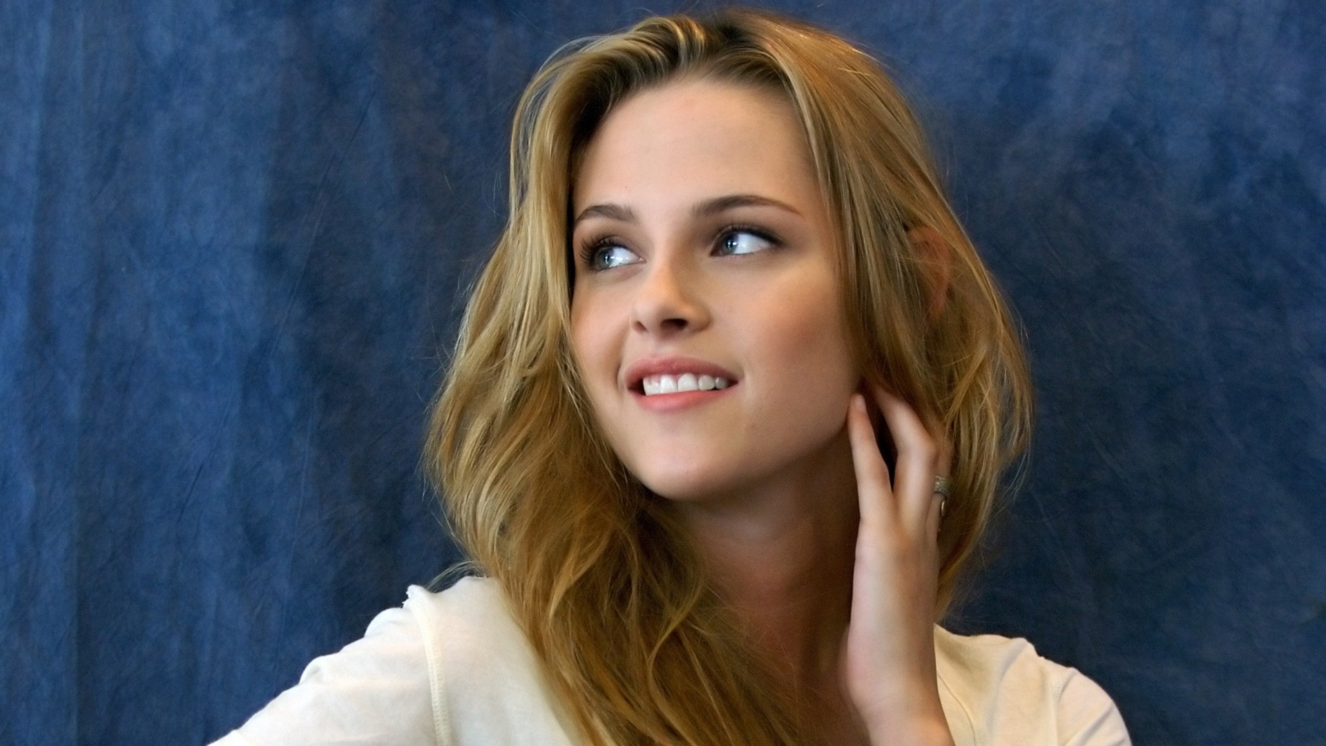 Blond Kristen Stewart Face Wallpapers