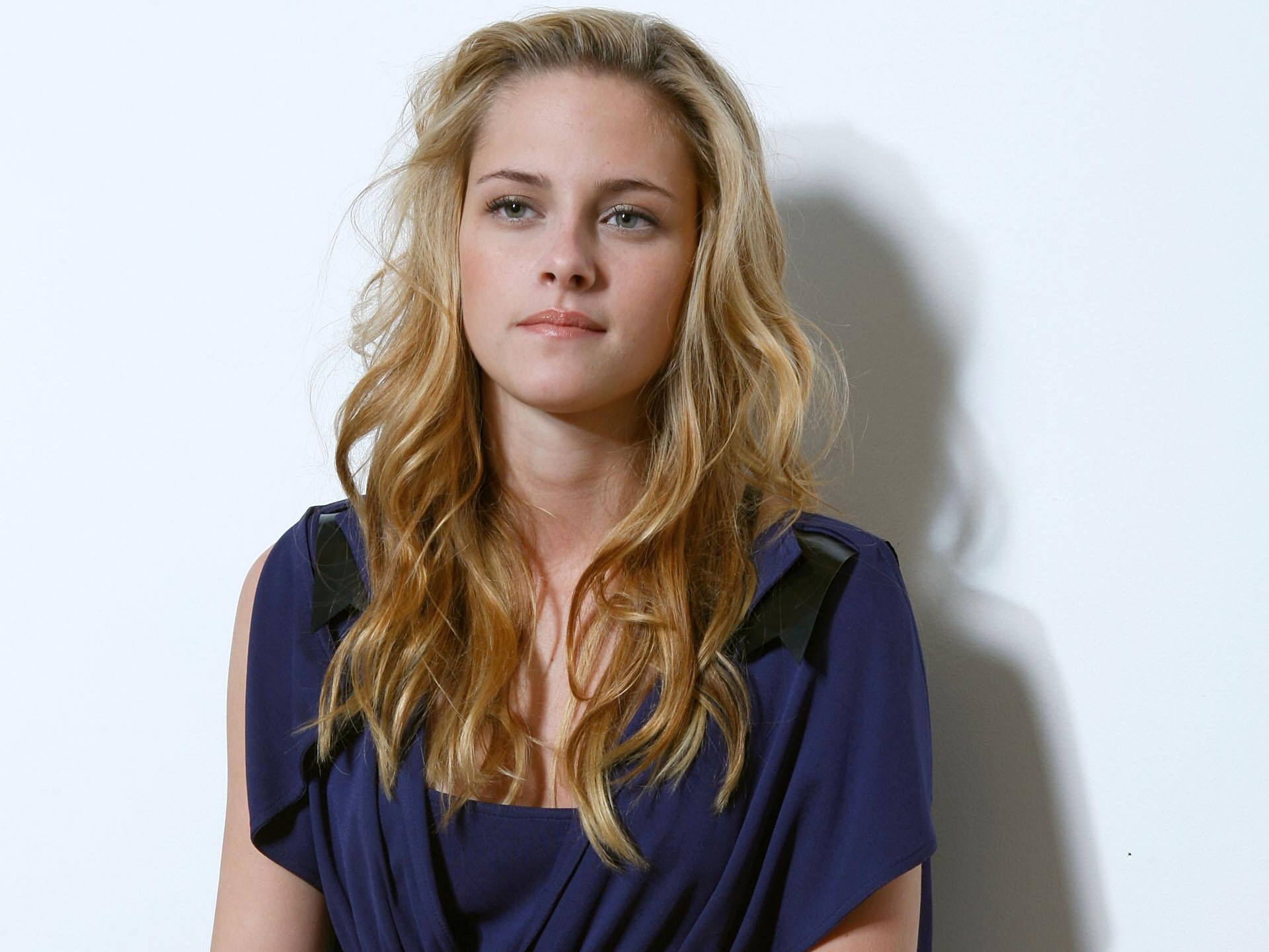 Blond Kristen Stewart Face Wallpapers