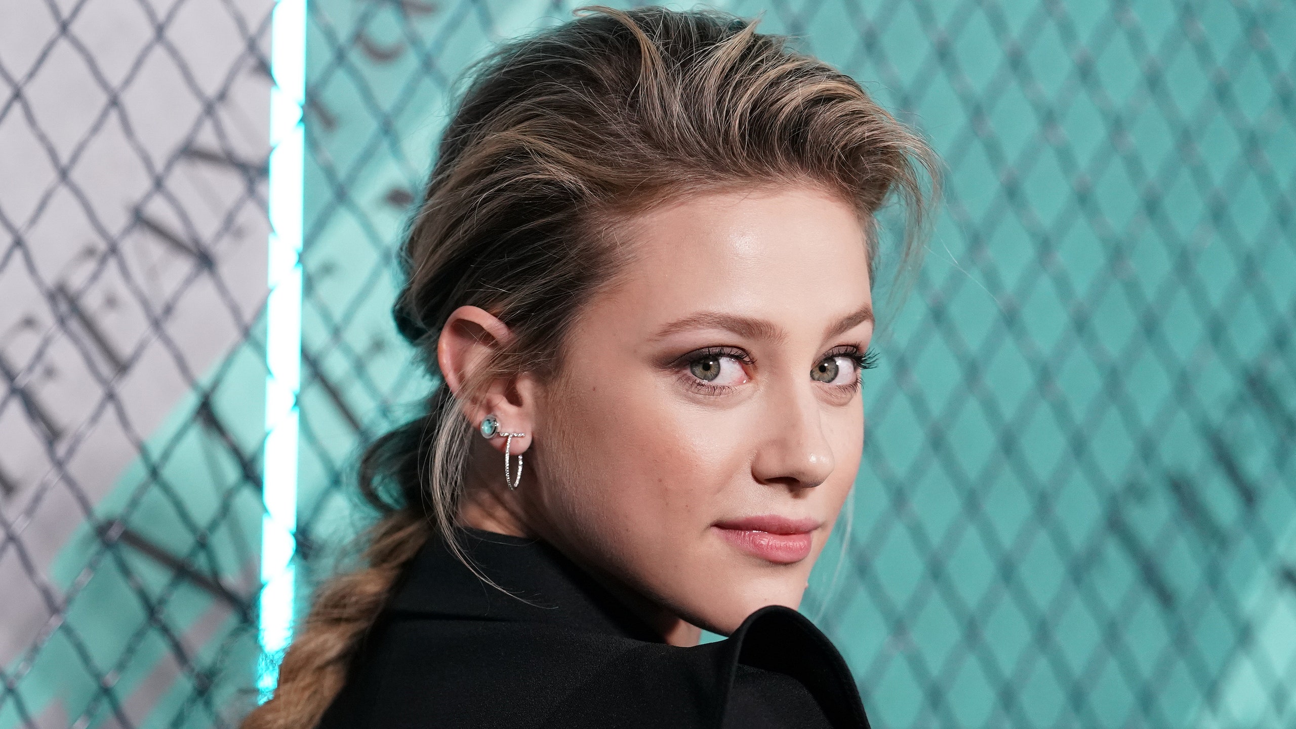 Blonde Lili Reinhart Wallpapers