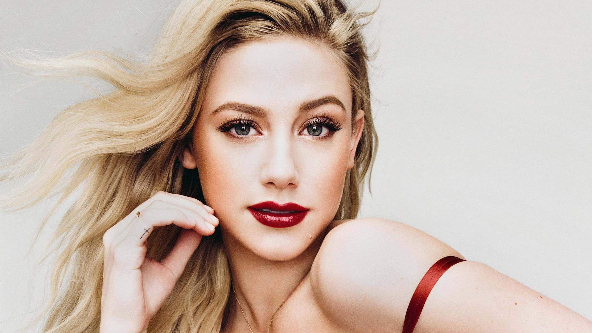 Blonde Lili Reinhart Wallpapers