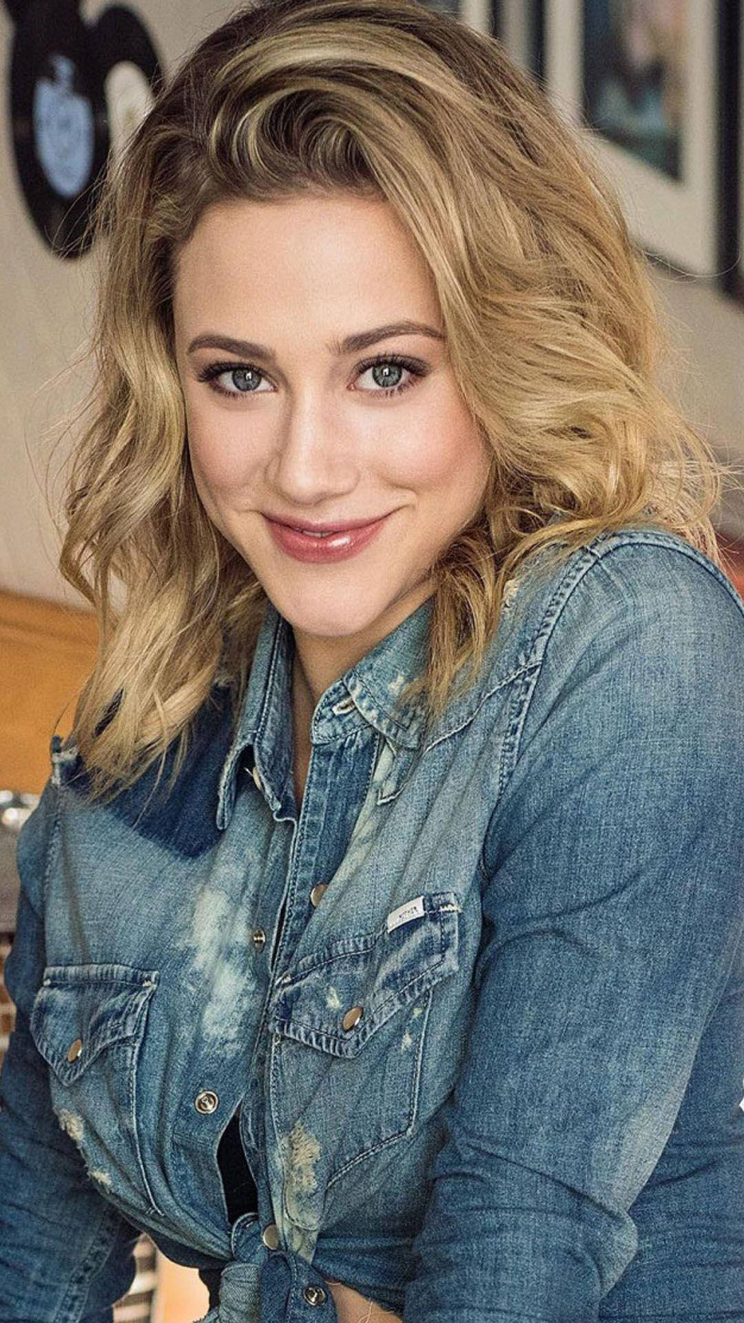 Blonde Lili Reinhart Wallpapers