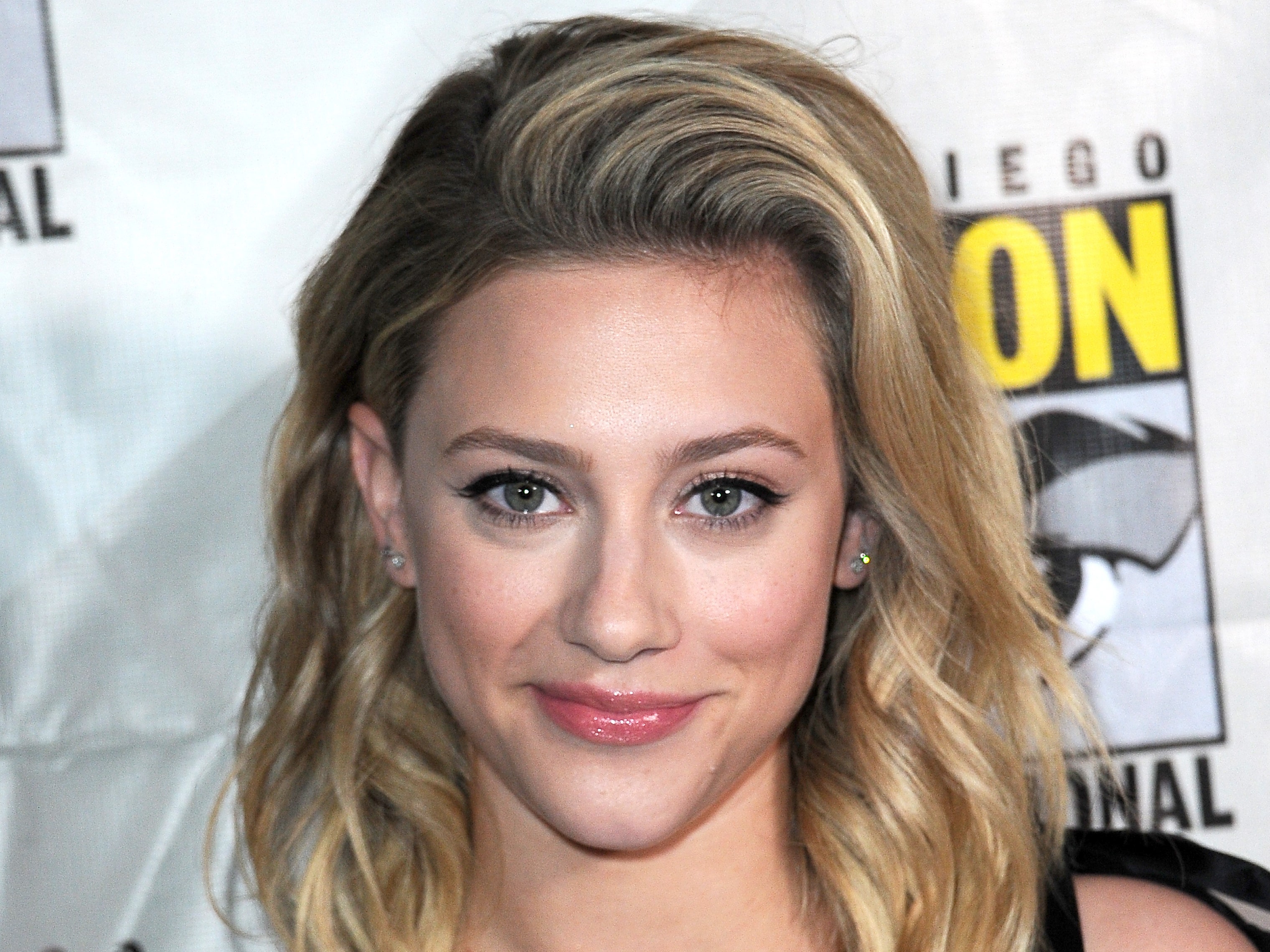 Blonde Lili Reinhart Wallpapers