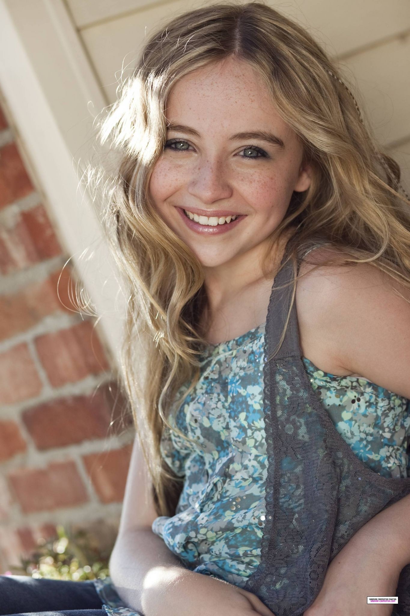 Blonde Sabrina Carpenter Blue Eye Wallpapers