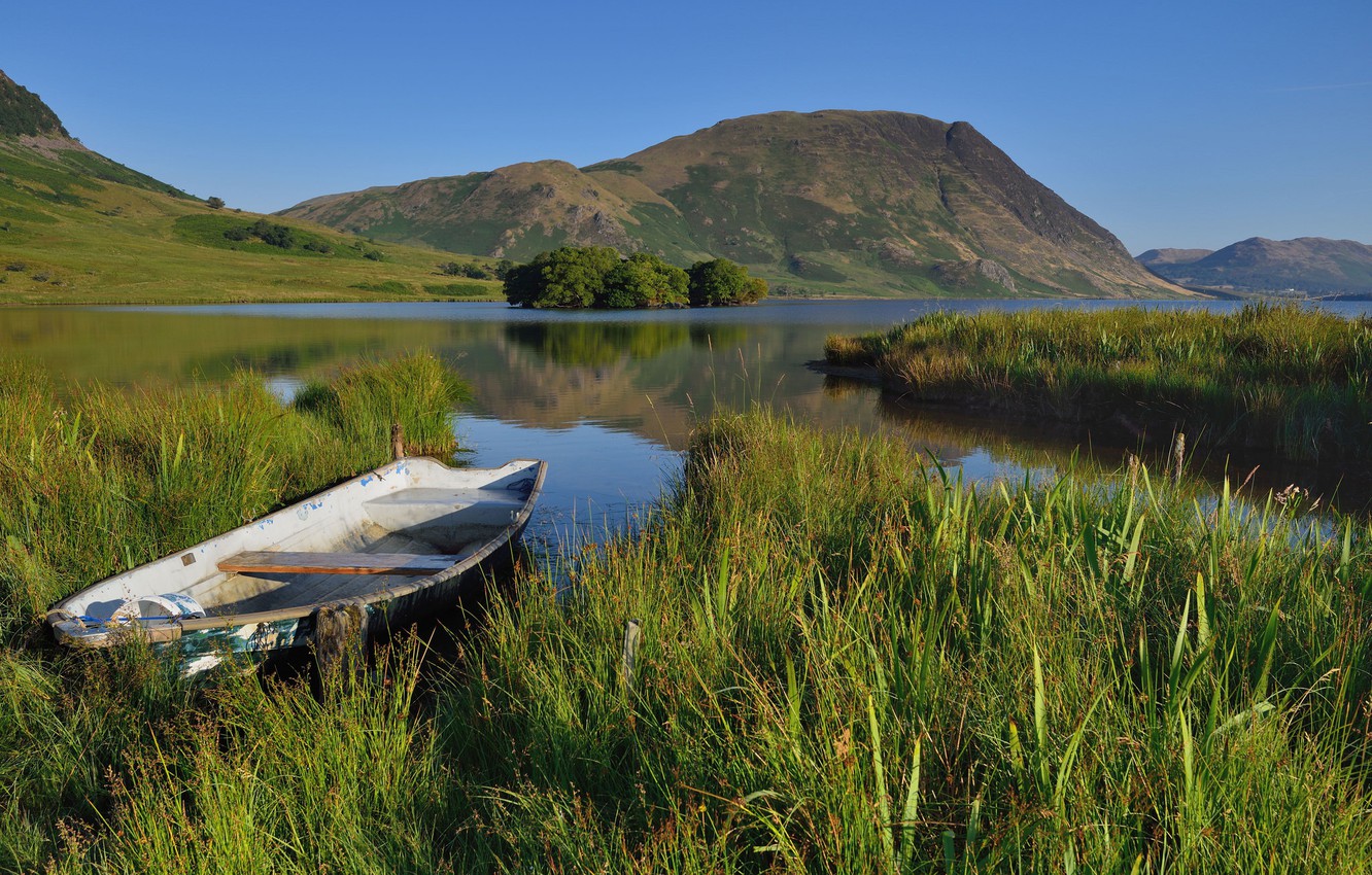 Boat In Lonely Lake Wallpapers