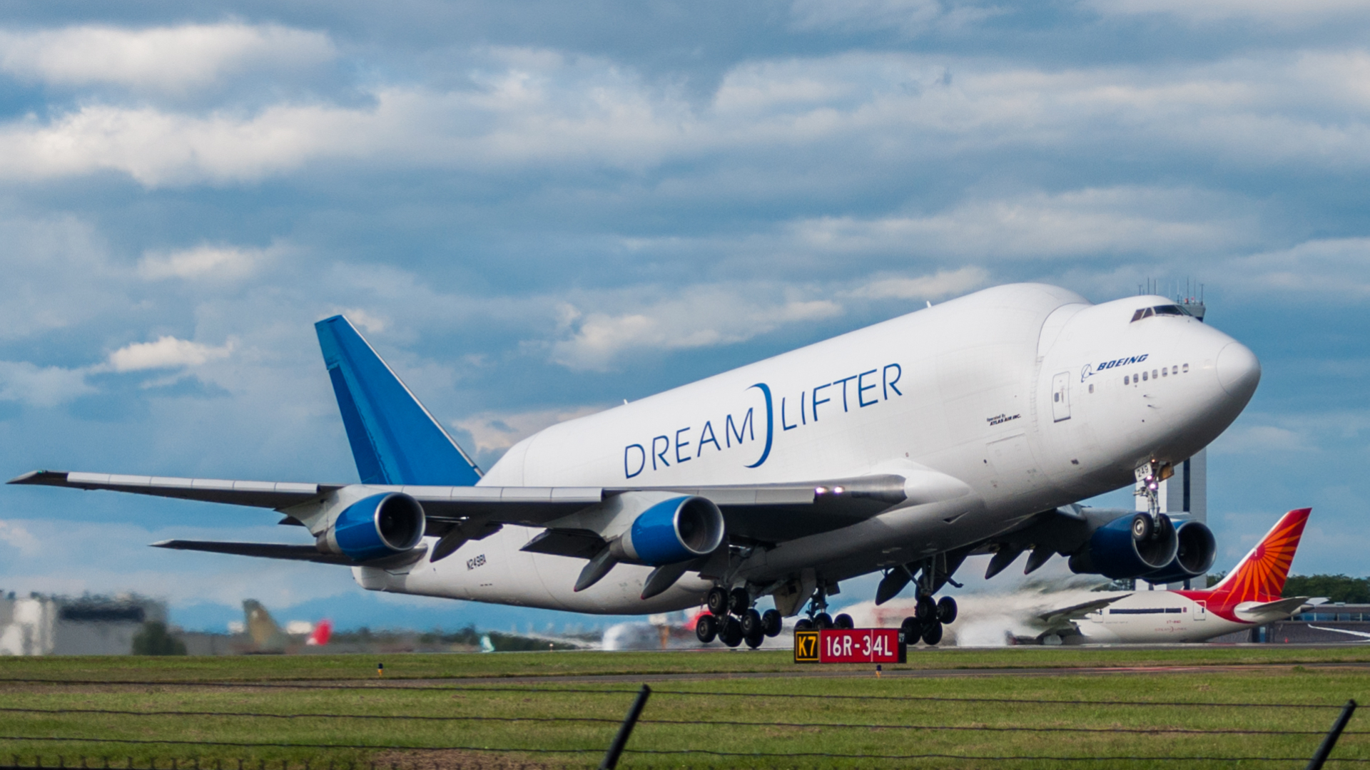 Boeing 747 Dreamlifter Wallpapers