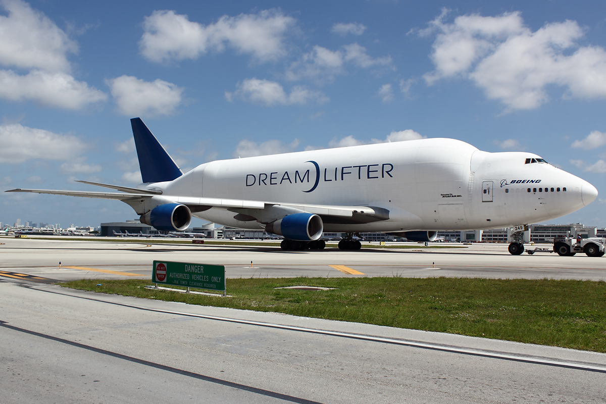 Boeing 747 Dreamlifter Wallpapers