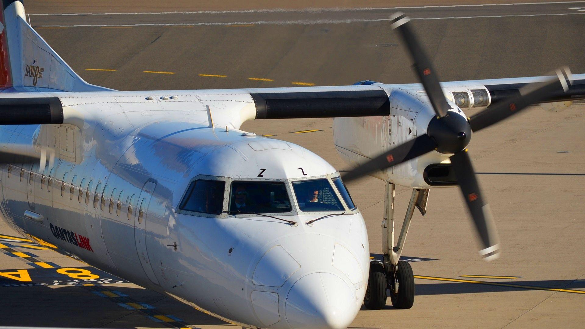 Bombardier Dash 8 Wallpapers