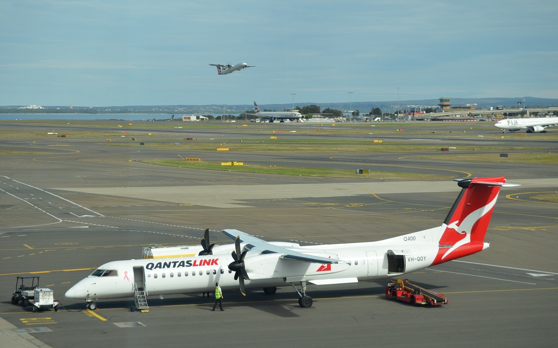 Bombardier Dash 8 Wallpapers