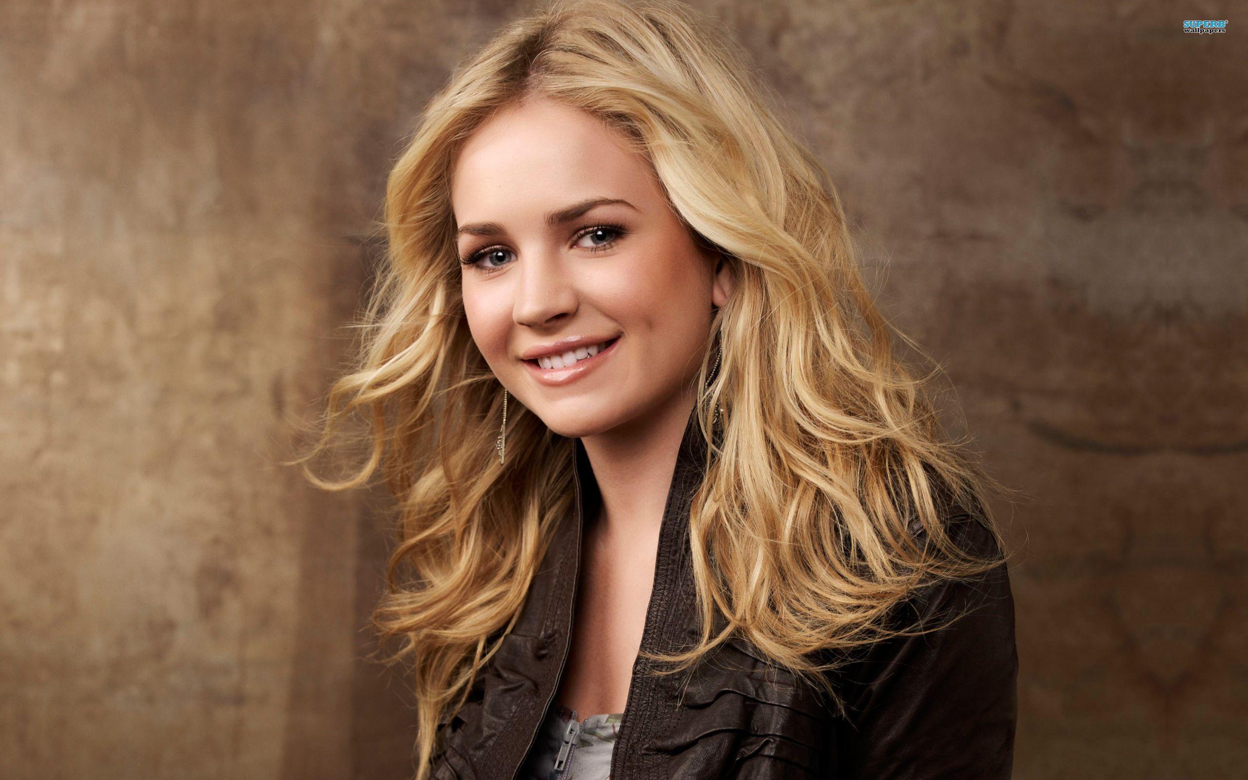 Britt Robertson Actress 2018 Wallpapers