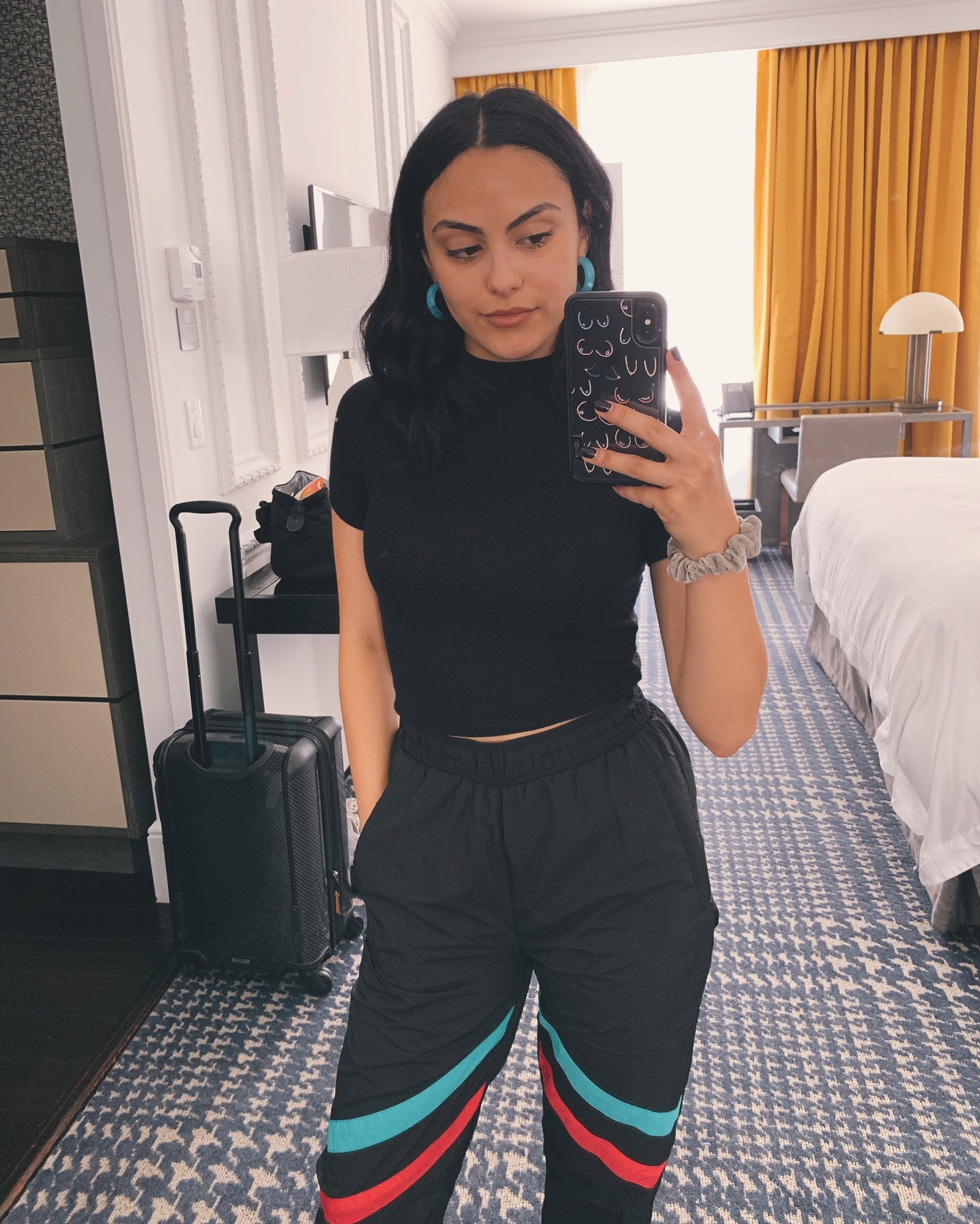 Camila Mendes Cute Wallpapers