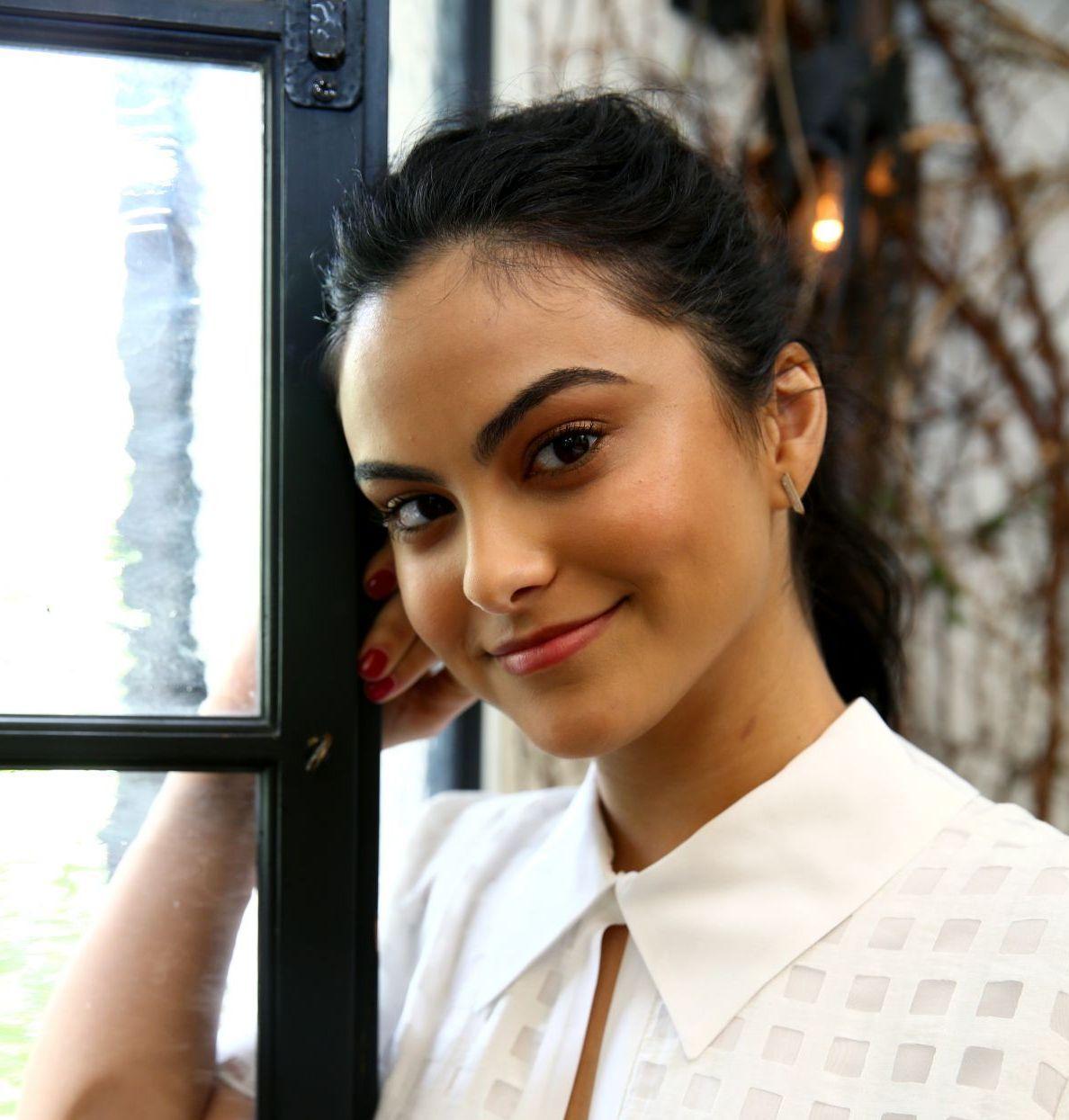 Camila Mendes Cute Wallpapers