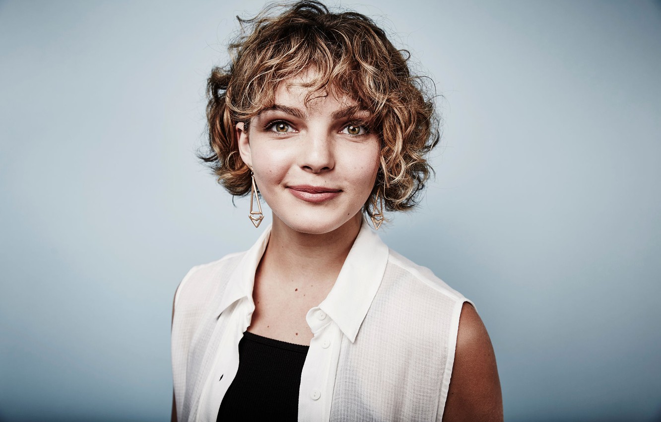 Camren Bicondova Beautiful Magazine Shoot Wallpapers