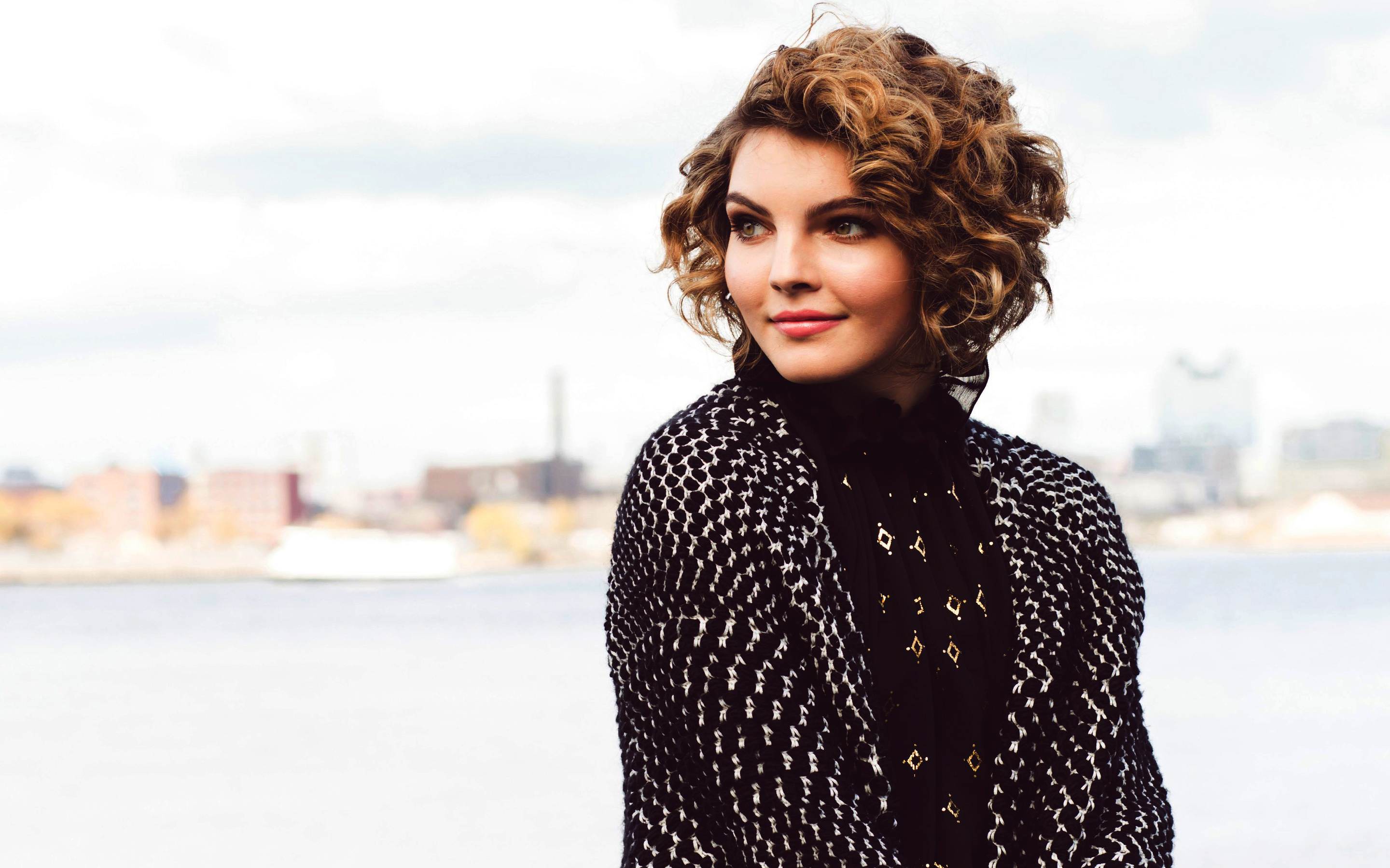 Camren Bicondova Monochrome Wallpapers