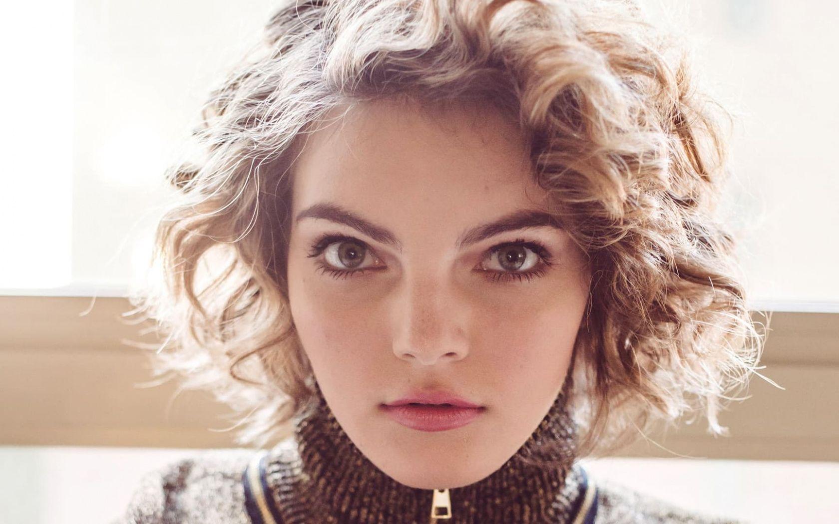 Camren Bicondova Monochrome Wallpapers