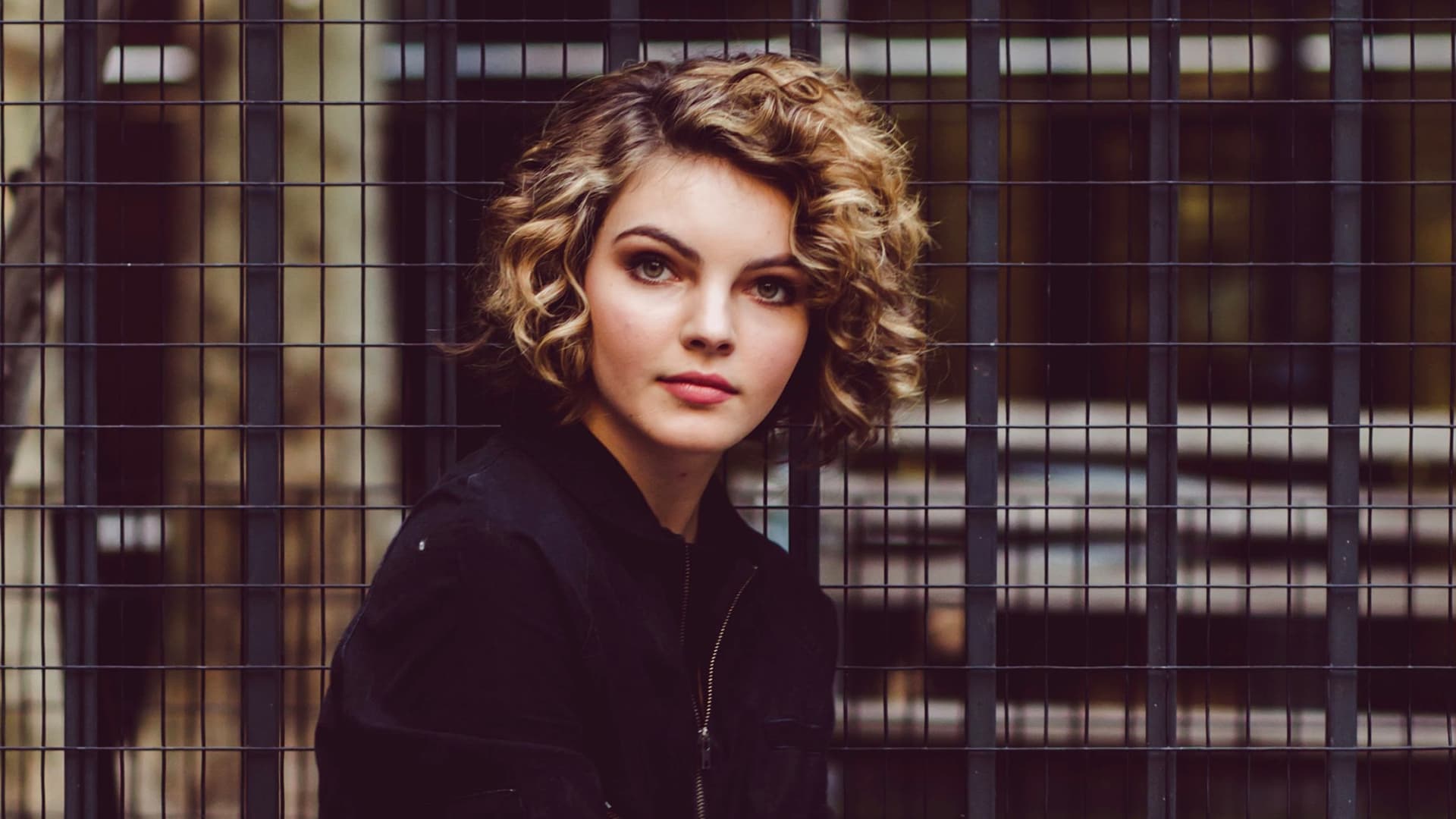 Camren Bicondova Monochrome Wallpapers