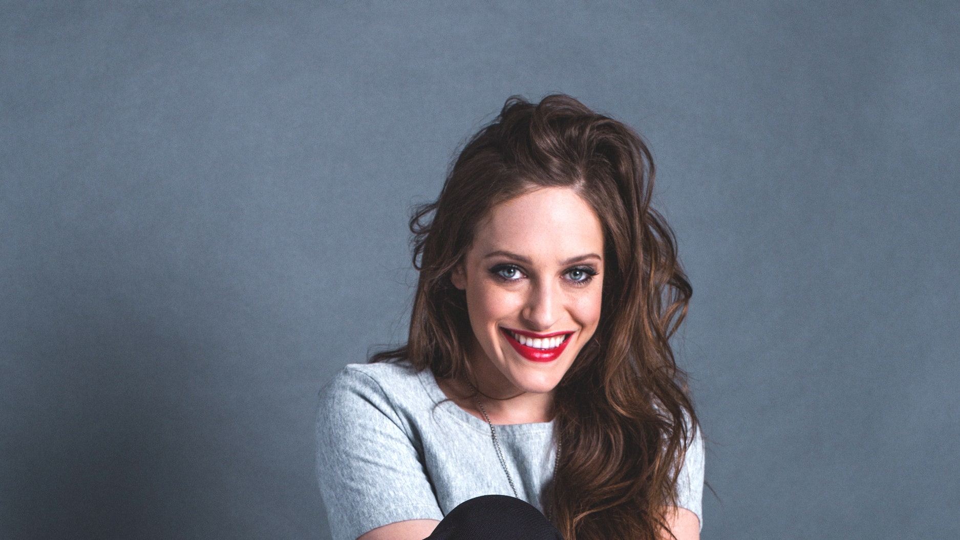 Carly Chaikin And Portia Doubleday Mr. Robot Actress Wallpapers