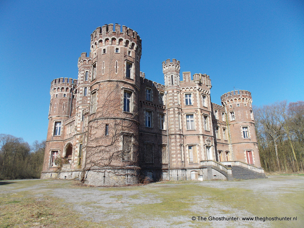 Castle Moulbaix Wallpapers